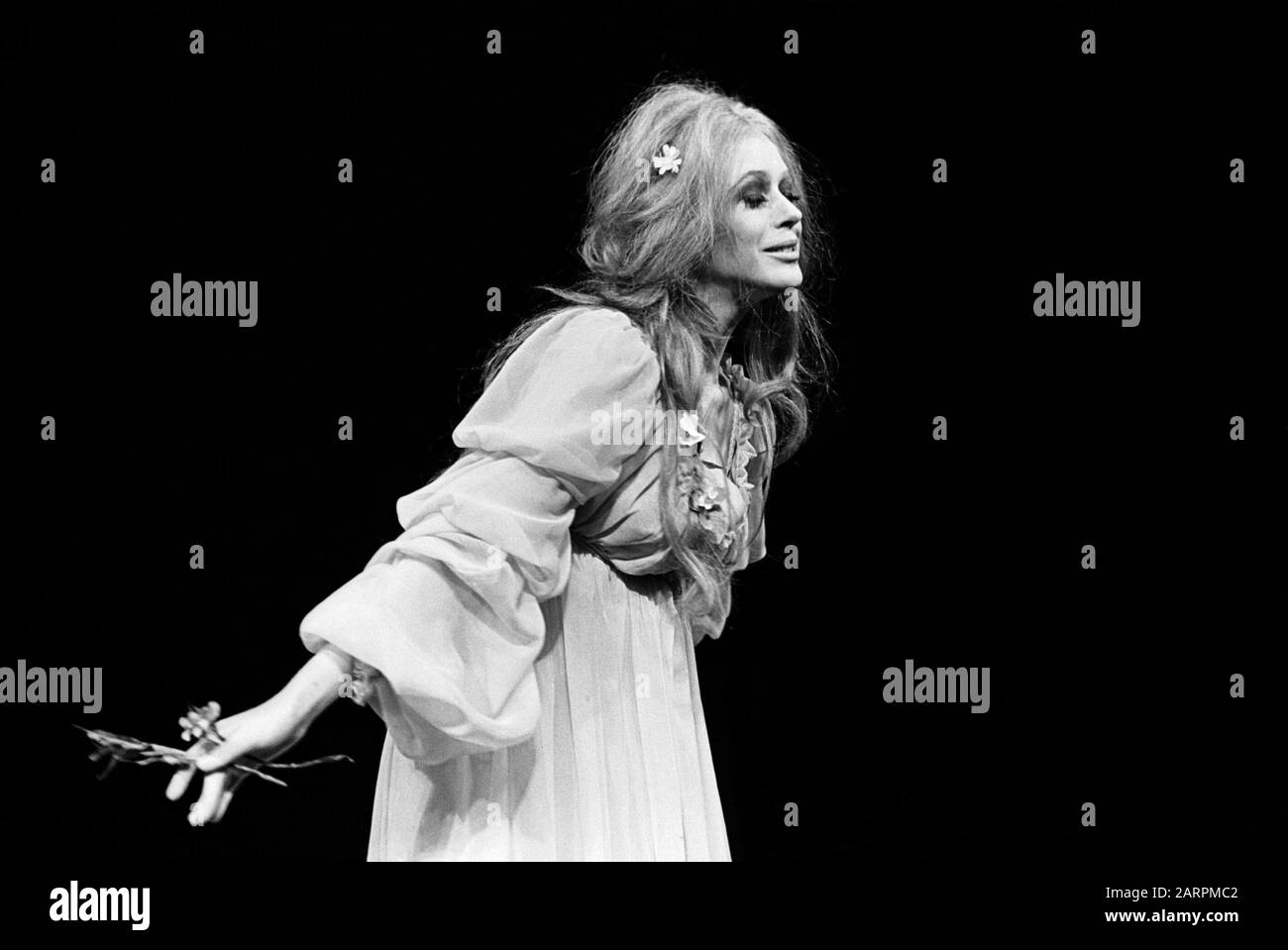 Mariannes Faithfull als Ophelia in HAMLET von Shakespeare unter der Regie von Tony Richardson im Roundhouse, London im Jahr 1969. Mariannes Faithfull, englische Sängerin, Songwriterin und Schauspielerin, geboren am 29. Dezember 1946 in Hampstead, London. Stockfoto