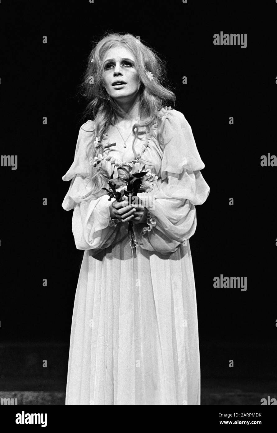 Mariannes Faithfull als Ophelia in HAMLET von Shakespeare unter der Regie von Tony Richardson im Roundhouse, London im Jahr 1969. Mariannes Faithfull, englische Sängerin, Songwriterin und Schauspielerin, geboren am 29. Dezember 1946 in Hampstead, London Stockfoto