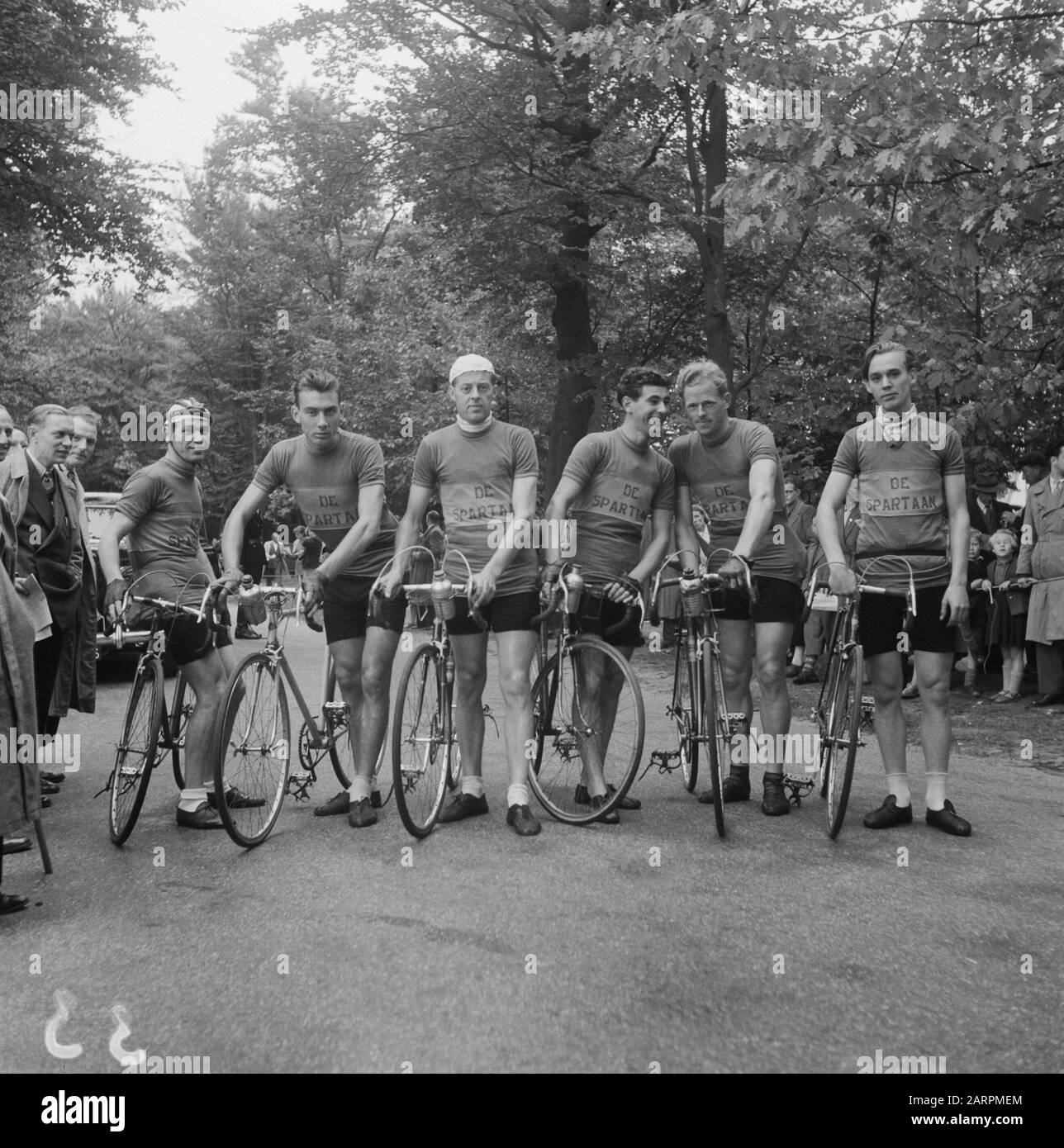 Rad-Club-Meisterschaften Niederlande am Arnhem Datum: 24. September 1952 Ort: Arnhem Schlagwörter: Gruppenporträts, Teams, Sport, Radsport Stockfoto