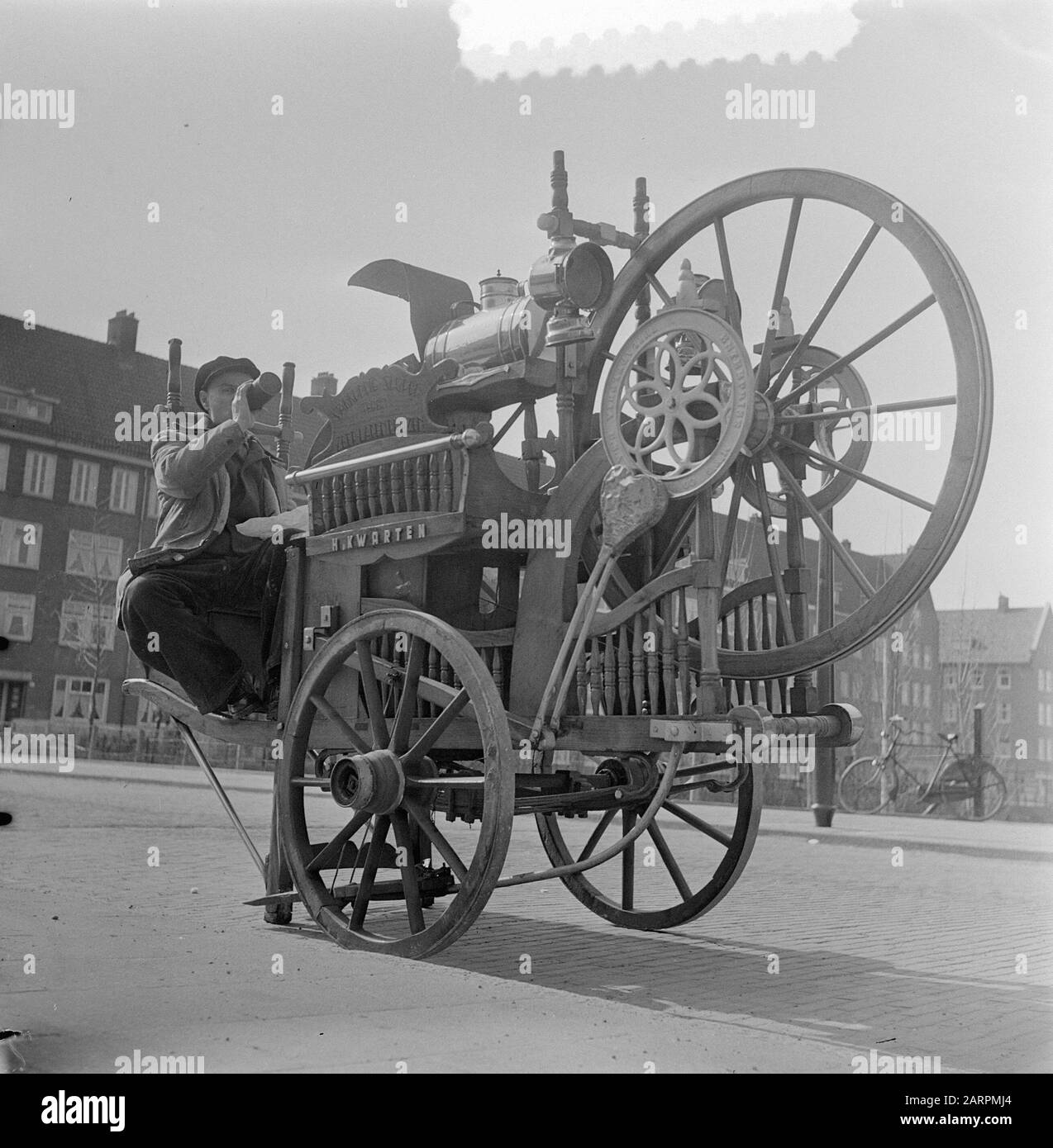 Frühling in Amsterdam. Mittagszeit der Scharensloop Datum: 10. März 1953 Ort: Amsterdam, Noord-Holland Schlüsselwörter: SCHINENSTROOD, Frühling Stockfoto