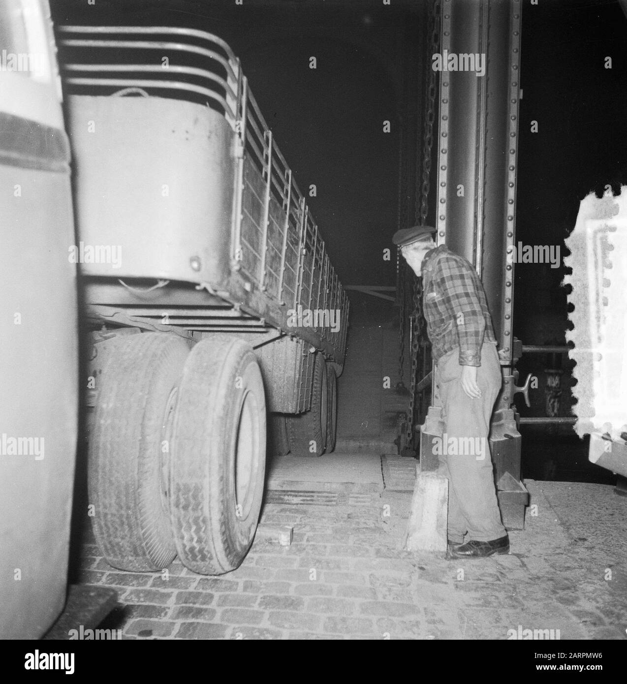 Frachtwagen mit Brücke Sinked Prinseneiland (in Wirklichkeit zwischen Realeneiland und Bicker Island) Datum: 20. März 1953 Ort: Prince Island Schlüsselwörter: Brugen Stockfoto