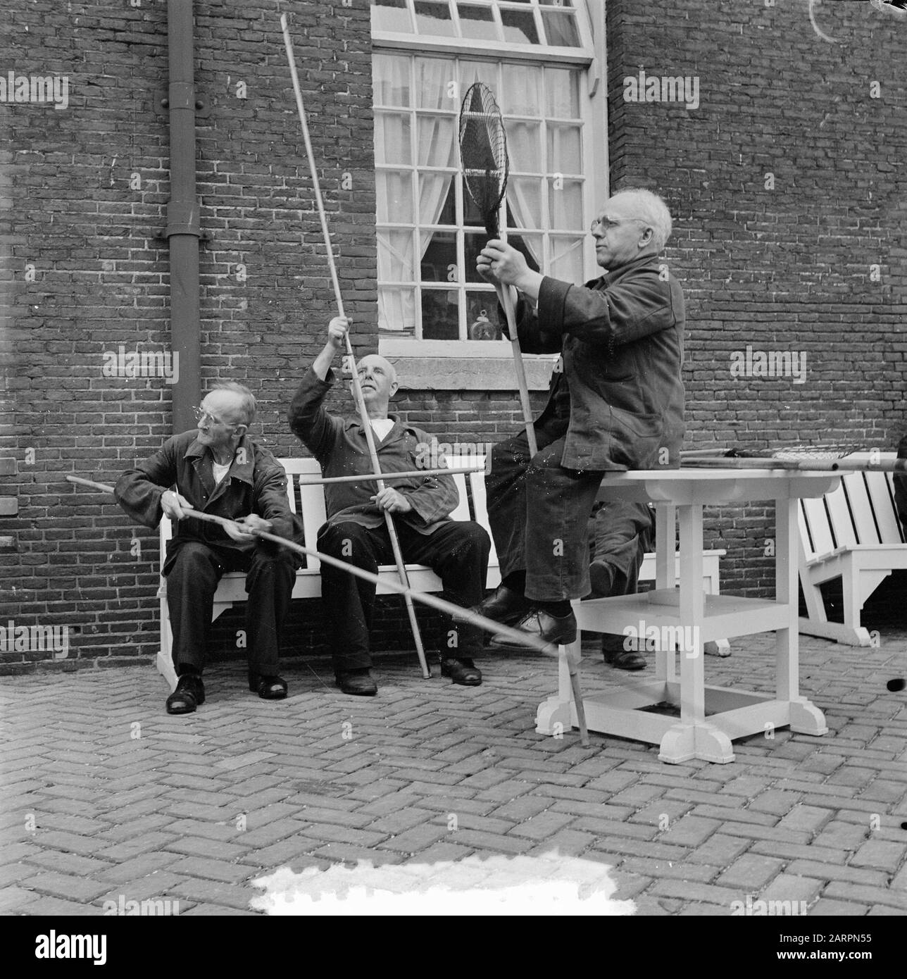 Die Angelsaison rückt näher. Vorbereitung in Old man House Datum: 26. Mai 1953 Schlagwörter: Vorbereitung, Angelsaison persönlicher Name: MÄNNERHAUS Stockfoto