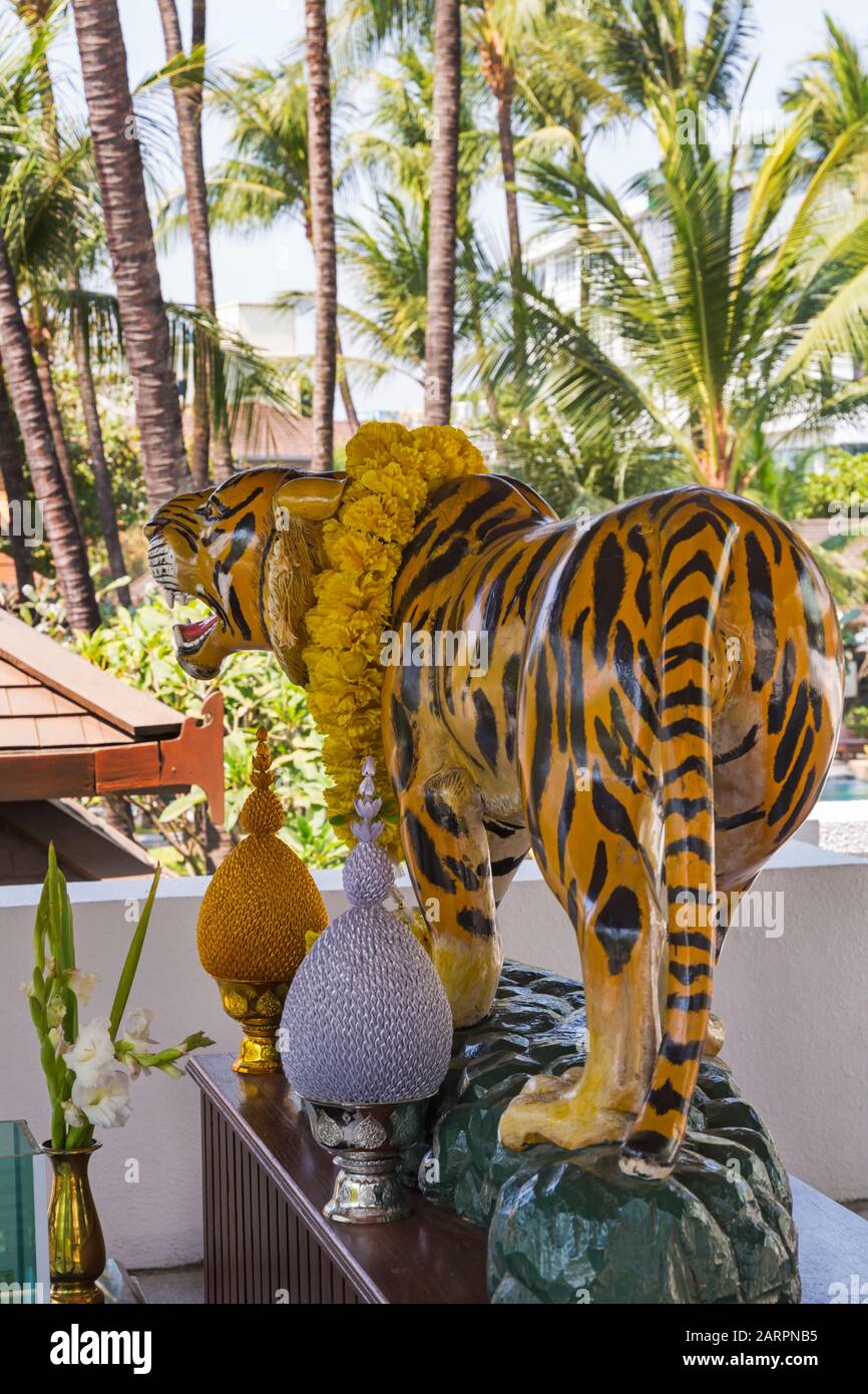 Kunstvolle Ausstattung auf dem Gelände des Chatrium Hotel am Royal Lake, Yangon, Myanmar (Burma), Asien im Februar - Tiger-Statue Stockfoto