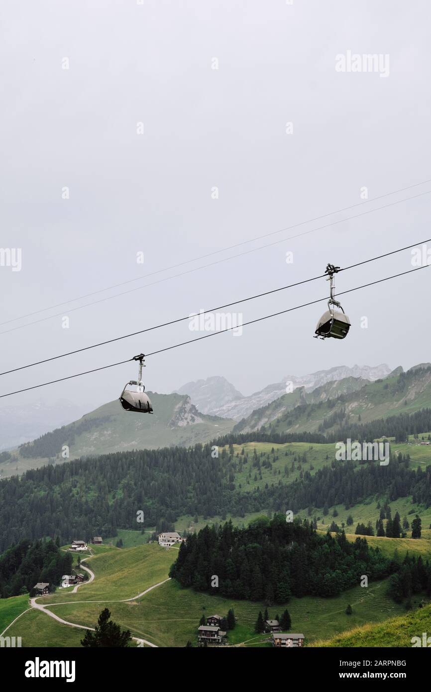 Sesselbahn / Seilbahn über das Dorf Stoos in der Schweizer Alpenlandschaft Morschach, Schwyz, Schweiz Europa - Berg-Sesselbahn Landschaft Stockfoto