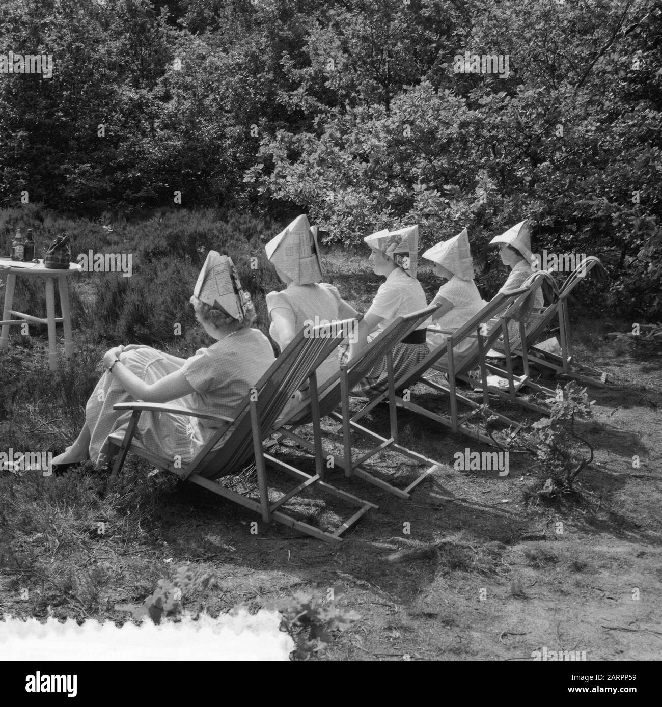 Endlich Sommerdamen mit Papiermützen Datum: 4. August 1954 Schlagwörter: Hüte, SOMMER Stockfoto