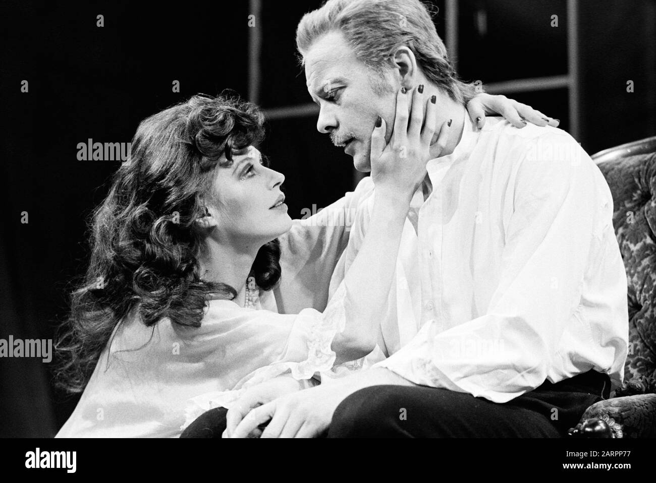 Mariannes Faithfull (Countess Sophia Delyanoff) und Michael Byrne (Alfred Redl) in A PATRIOT FOR ME von John Osborne unter der Regie von Stephen Hollis am Palace Theatre, Watford, England 1973 wurde die englische Sängerin, Songwriterin und Schauspielerin, geboren am 29. Dezember 1946 in Hampstead, London. Stockfoto