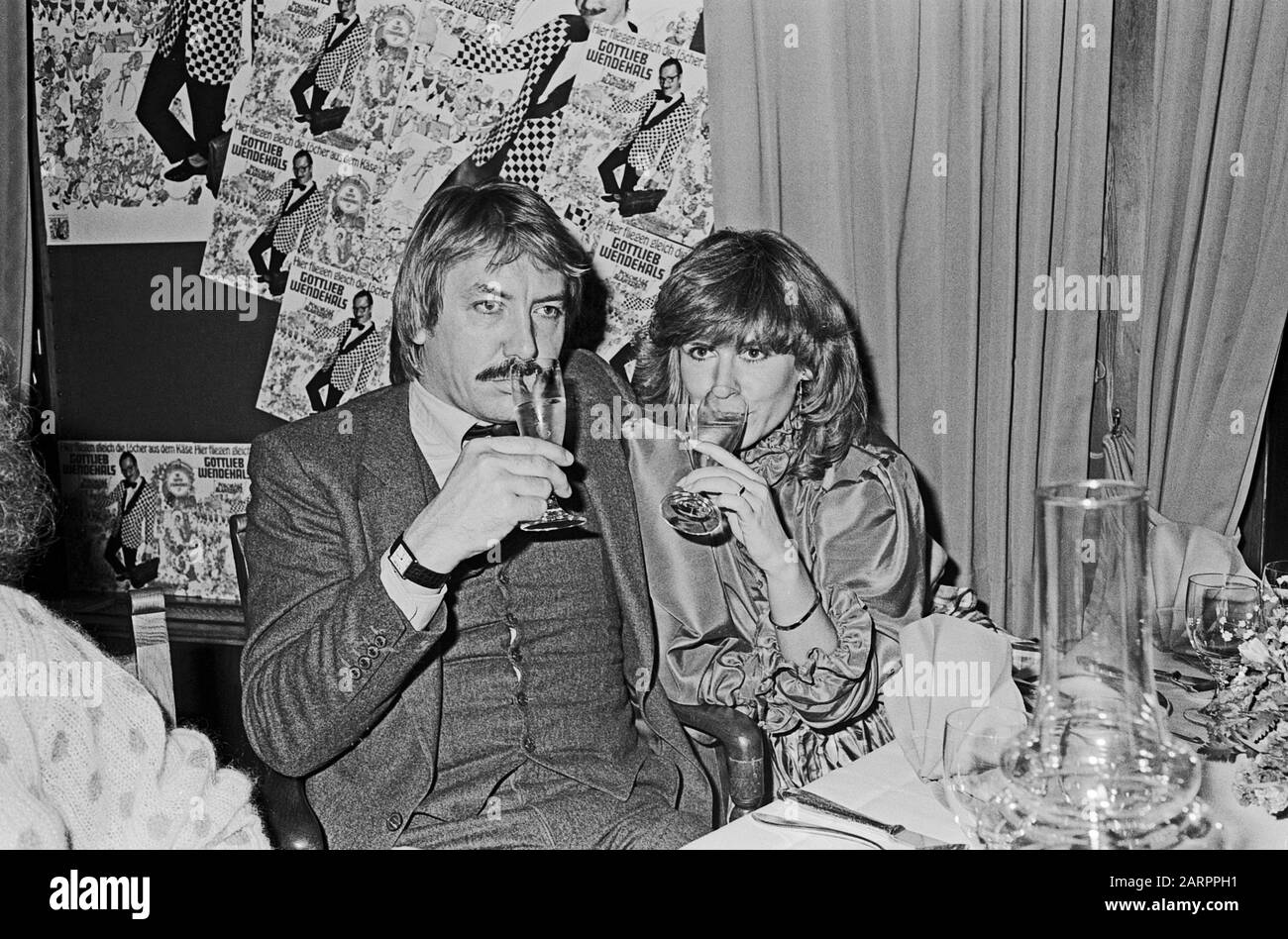Werner Böhm, deutscher Schlagersänger und Musiker, nimt einen Drink mit Ehefrau Mary Roos, Deutschland 1982. Der deutsche schlagersänger und Musiker Werner Boehm hat mit seiner Frau Mary Roos, Deutschland 1982, einen Drink. Stockfoto