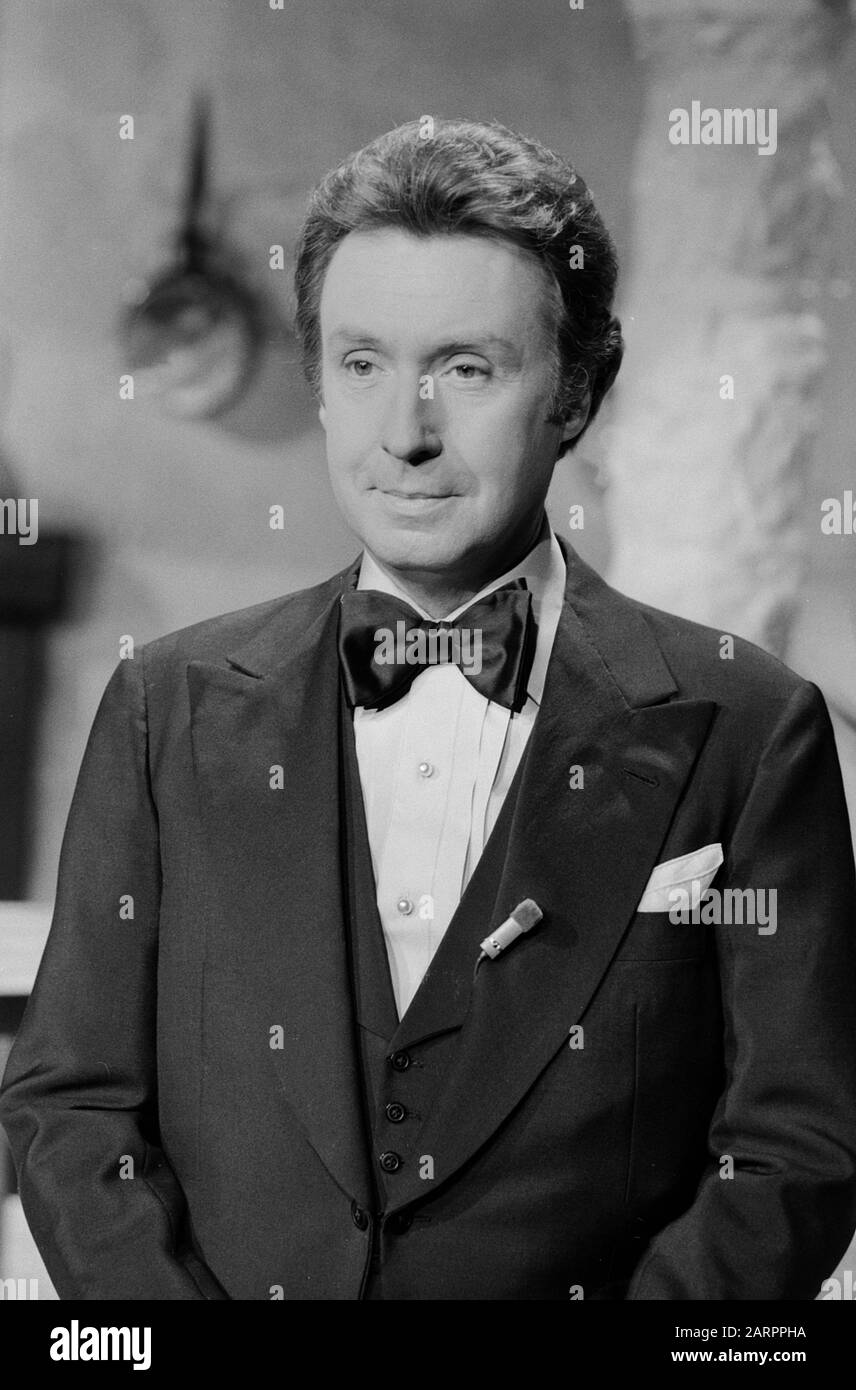 Peter Alexander, österreichischer Schauspiel, Entertainer und Sänger, in einer Fernsehshow, Deutschland fruhe 1980er Jahre. Der österreichische Schauspieler, Sänger und Entertainer Peter Alexander in einer TV-Show, Deutschland Anfang der 1980er Jahre. Stockfoto