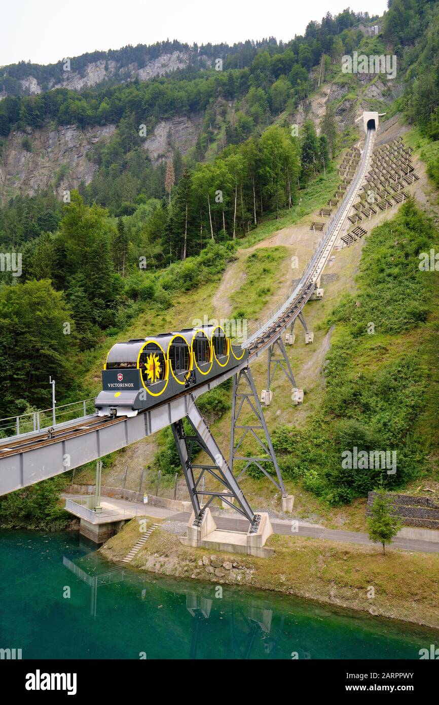 Die Standseilbahn Stuos mit Selbstnivellierung die steilste Standseilbahn der Welt in Morschach, Schwyz, Schweiz, Europa - Standseilbahn Stoosbahn Stockfoto