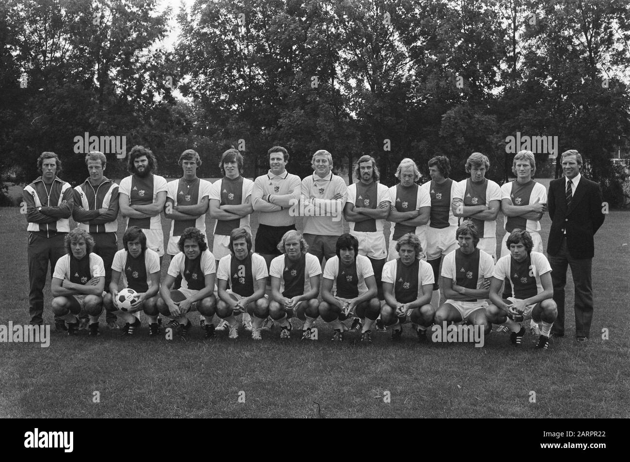 AJAX präsentiert die neue Auswahl für die kommende Fußballsaison V.l.n.r.: 2. Stand von links: Hulshof, Krol, Dusbaba, Stuy, Writers, Notten, Brokamp, Suurbier, Mulder Datum: 15. Juli 1975 Ort: Amsterdam, Noord-Holland Schlagwörter: Sport, Fußball Personenname: Brokamp, Willys, Dusbaba, Johnny, Hülshoff, Barry, Krol, Ruud, Mulder, Jan, Nolten, René, Writer, Piet, Stuy, Heinz, Suurbier, Wim Stockfoto