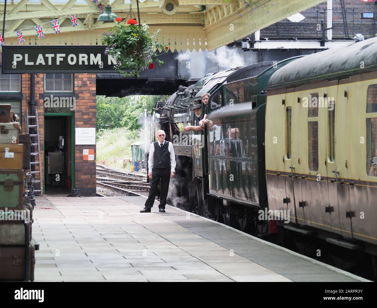 Eine Dampfeisenbahn, die am Bahnhof Loughborough der Great Central Heritage Railway 2019 abfährt Stockfoto