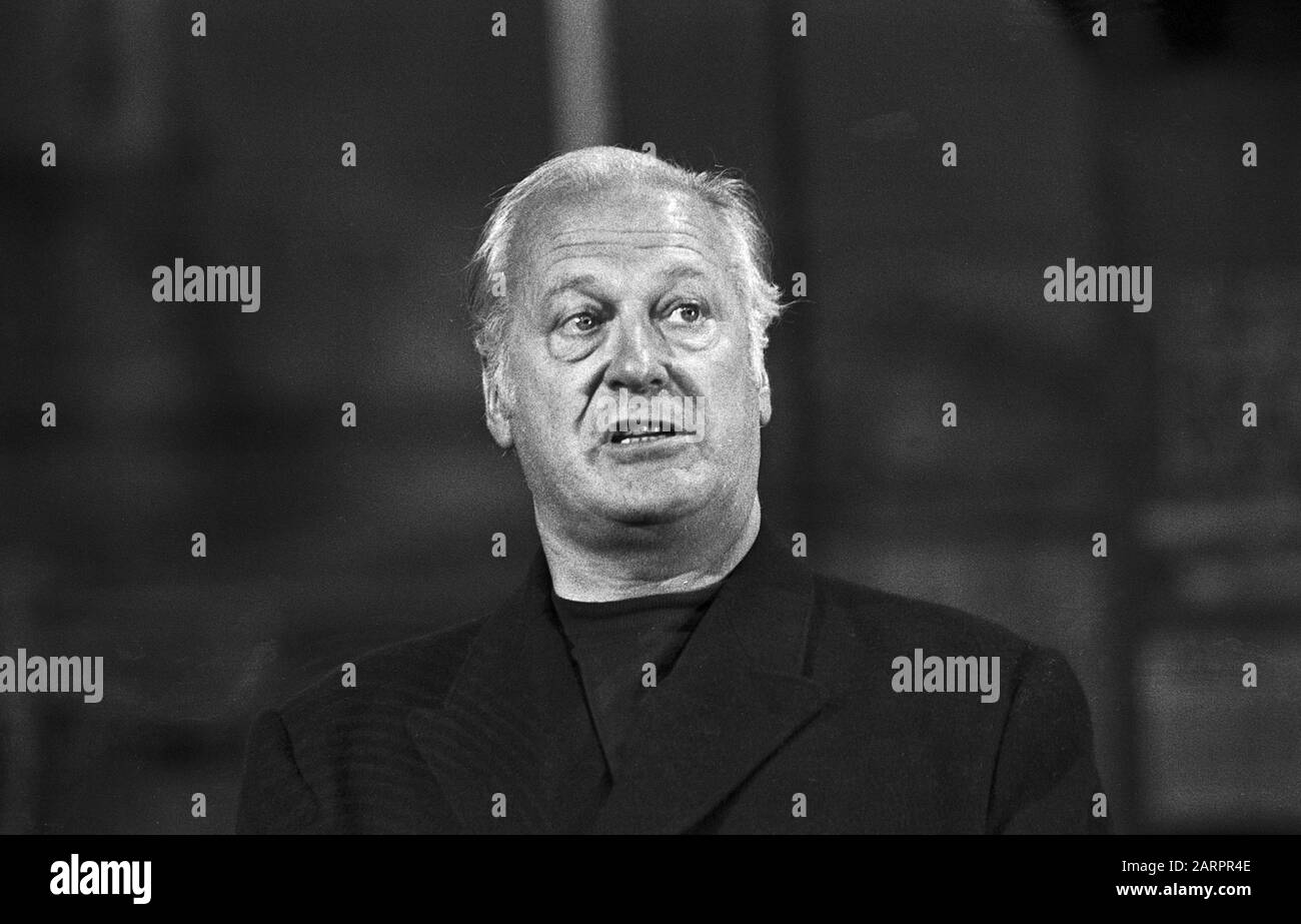 Curd Jürgens, österreichischer Schausteller, in der Show 'Der goldene Schuss', Deutschland später 1960er Jahre. Der österreichische Schauspieler Curd Juergens in der TV-Show 'Der goldene Schuss', Deutschland Ende der 1960er Jahre. Stockfoto Curd Jürgens, österreichischer Schausteller, in der Show 'Der goldene Schuss', Deutschland später 1960er Jahre. Der österreichische Schauspieler Curd Juergens in der TV-Show 'Der goldene Schuss', Deutschland Ende der 1960er Jahre. Stockfoto