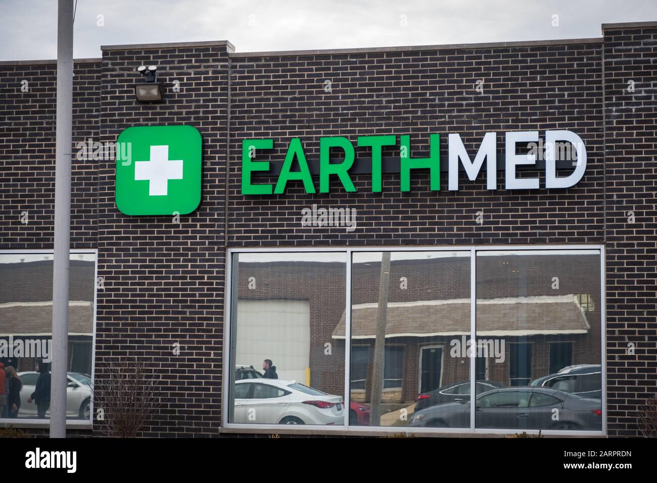 Addison, ILLINOIS - 2. JANUAR 2020: Kundenlinien erstrecken sich außerhalb der EarthMed Medical Marihuana Dispensary, nachdem Illinois die Freizeitgestaltung legalisiert hat Stockfoto