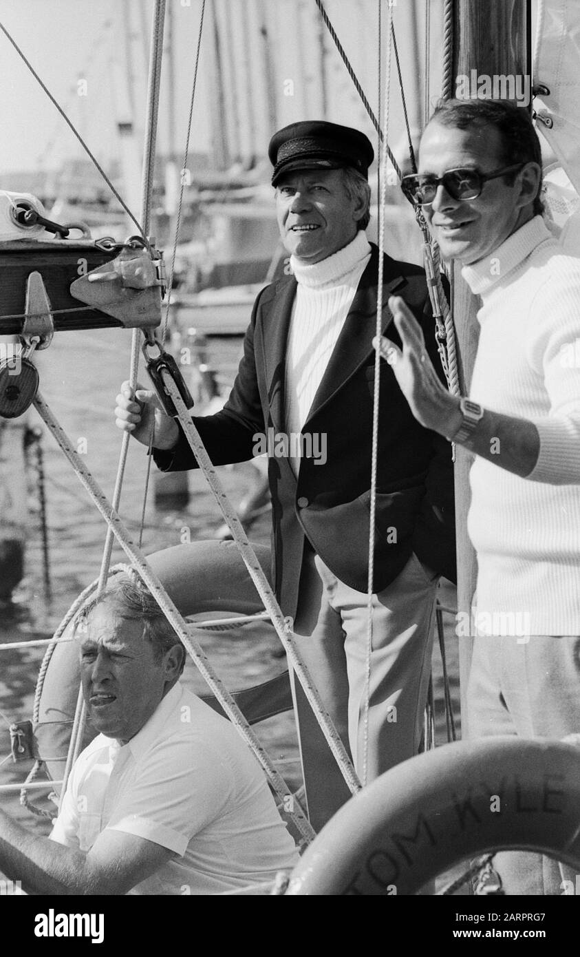 Bundeskanzler Helmut Schmidt beim Segeln, Deutschland um 1980. Bundeskanzler Helmut Schmidt segelte um 1980 in Deutschland. Stockfoto