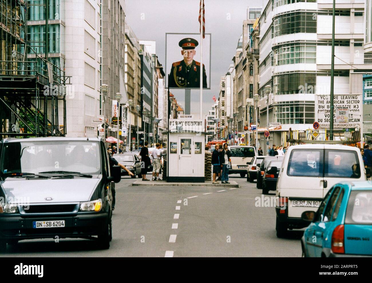 Berlin Deutschland Checkpoint Charlie der frühere Übergang zwischen Ost und West während des Kalten Krieges Stockfoto