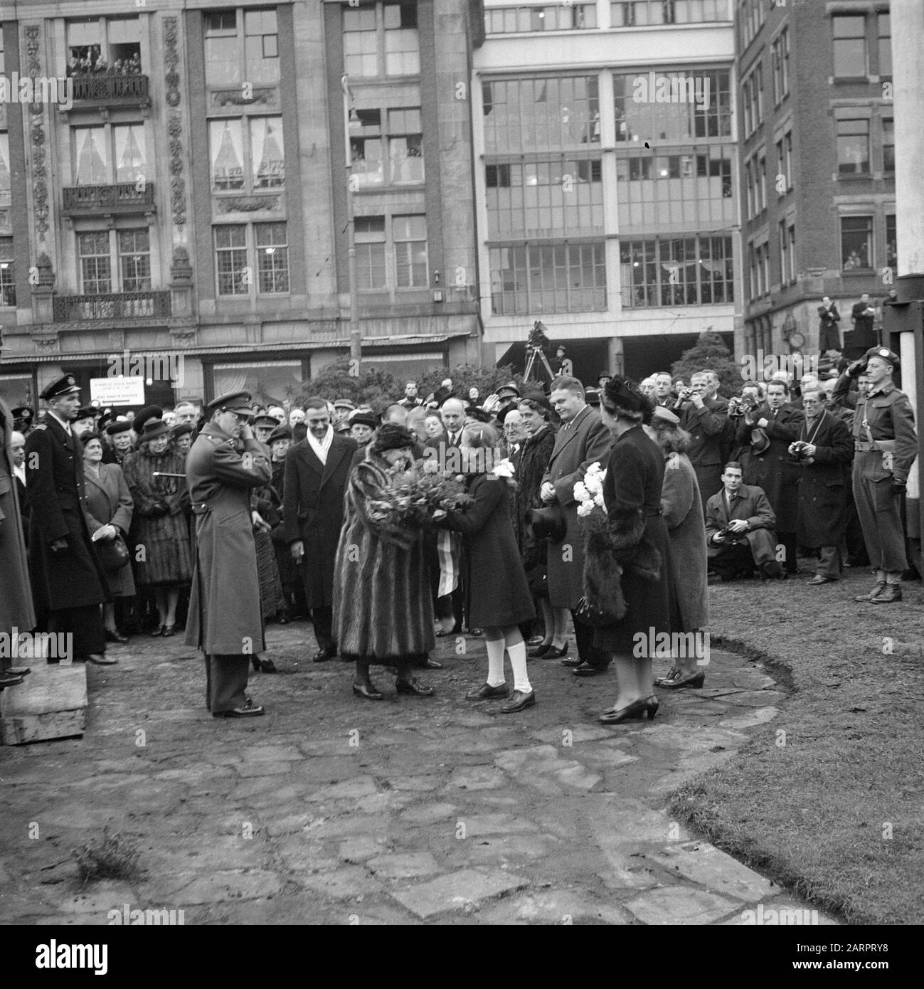 Ein Mädchen bietet Königin Wilhelmina Blumen Datum: 13. Dezember 1947 Ort: Amsterdam, Noord-Holland persönlicher Name: Bernhard (Fürst Niederlande), Wilhelmina (Königin Niederlande) Stockfoto