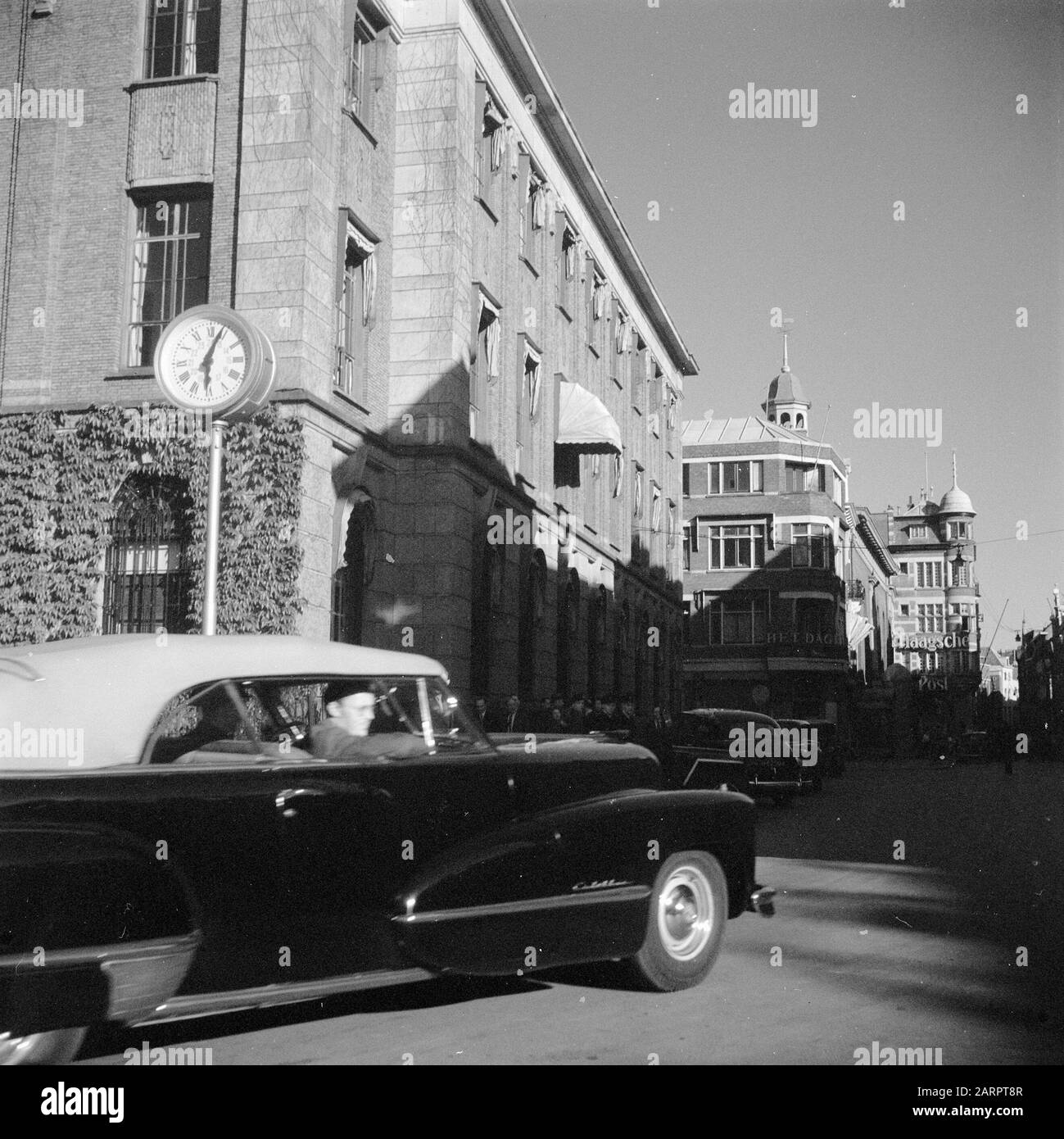 Streetscape Den Haag. Eckige Ecke Long Wood Street Anmerkung: Prinz Bernhard fährt in einem Auto vorbei. Datum: 18.Mai 1948 Schlagwörter: Auto, Fahrer, Stadtbilder Personenname: Bernhard (Fürst Niederlande) Stockfoto