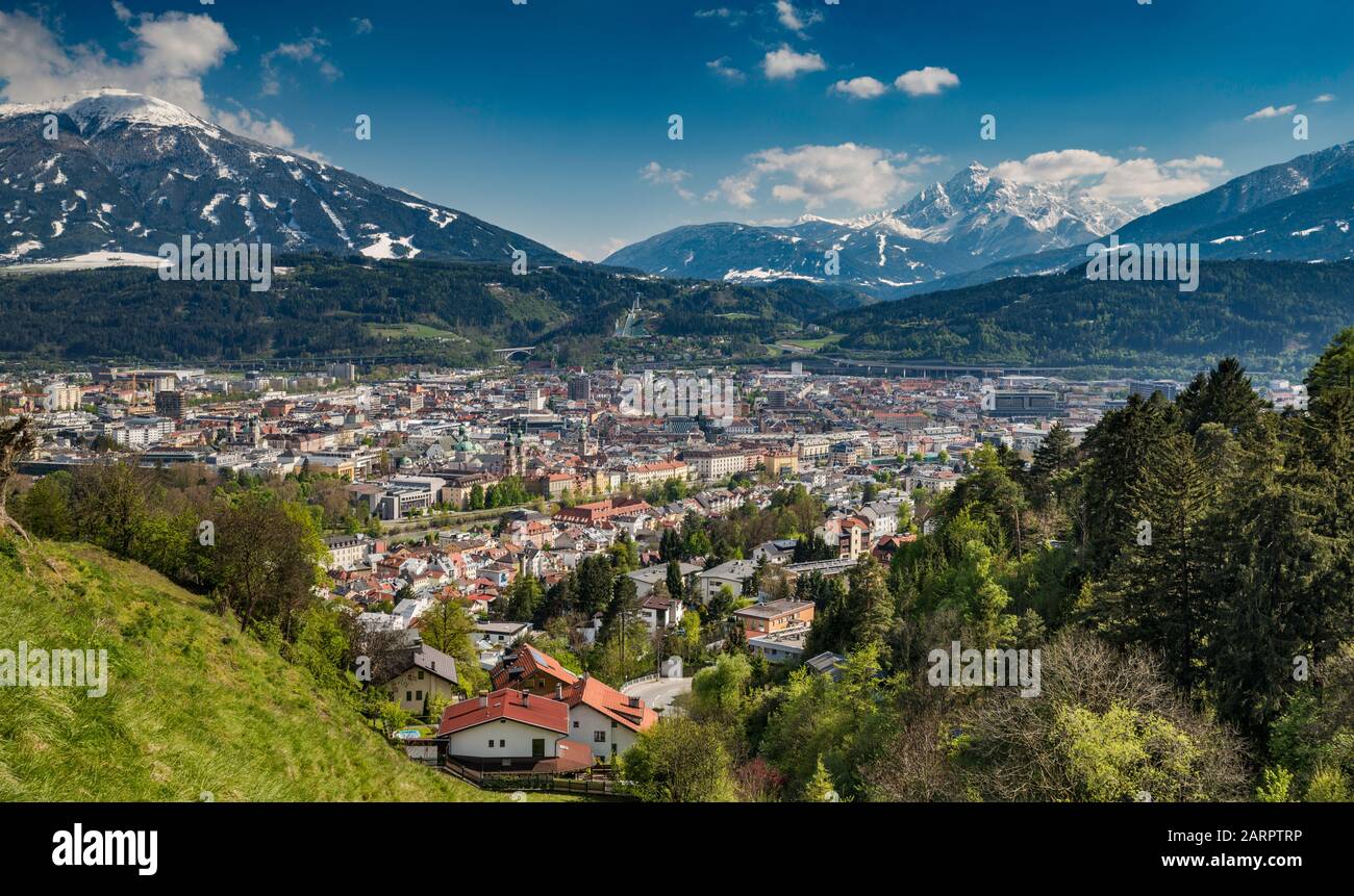 Blick auf das Zentrum von Innsbruck im unteren Inntal, vom Gasthof Olberg an der Hohenstraße, großes Loffler-Massiv in Zillertaler Alpen mit Schnee bedeckt in lat Stockfoto