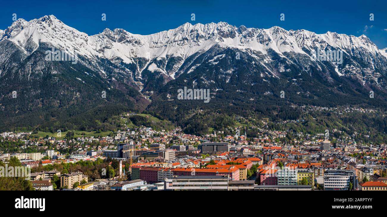 Der Nordkette massiv, mit Schnee im späten April fallen, über Innsbruck im Unterinntal, vom Brenner Straße, Innsbruck, Tirol, Österreich Stockfoto