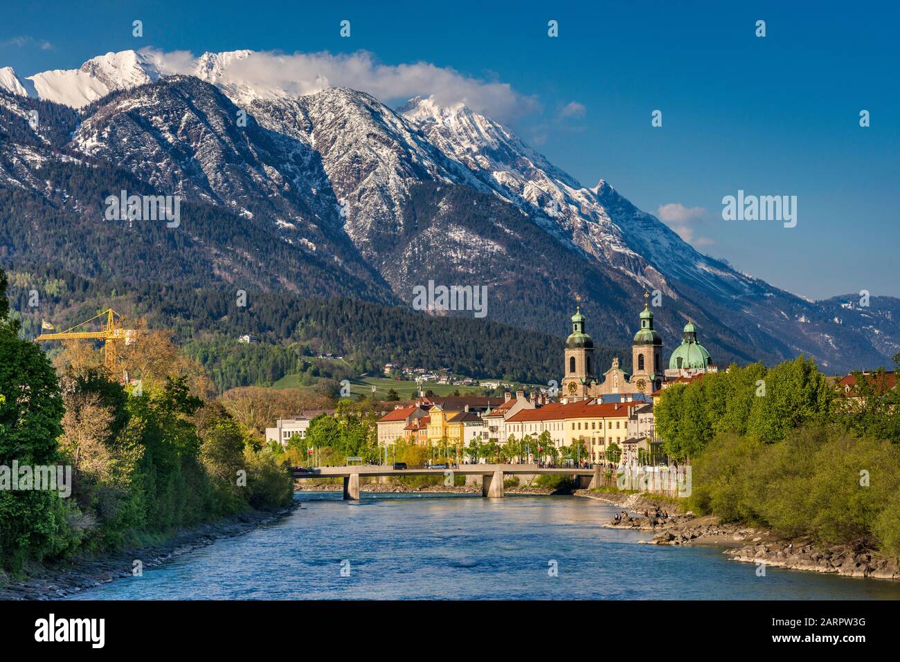 Blick auf das Zentrum von Innsbruck von der Brücke über den Inn, das Nordkettenmassiv, Teil der Karwendelgruppe, in der Ferne, in Innsbruck, in Tyrol, Österreich Stockfoto