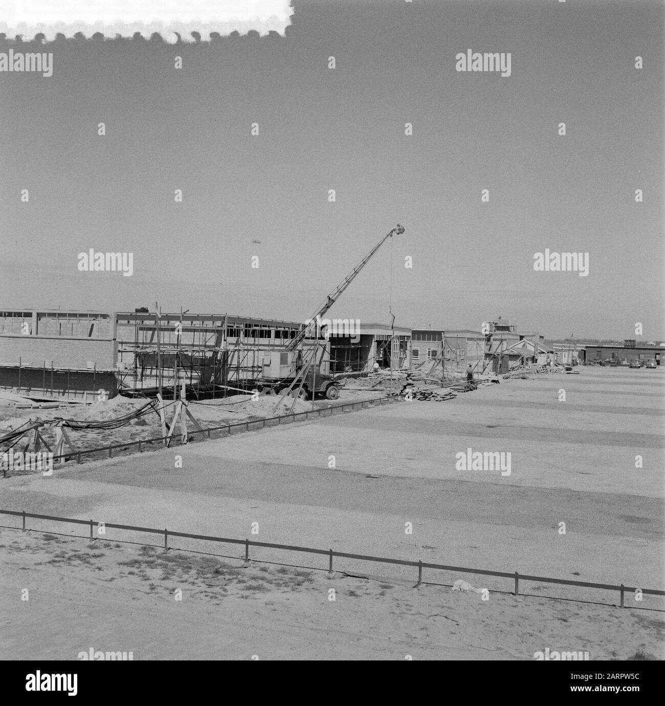 Flughafen Zestienhoven. Bau Expeditionsposten, Zwischenhangar Datum: 20. April 1957 Schlagwörter: Bau, Hangars, Flughäfen Institutsname: Zestienhoven Stockfoto
