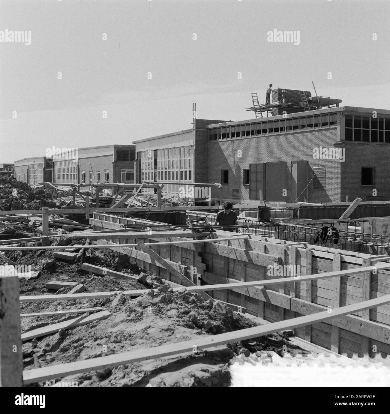 Flughafen Zestienhoven. Bau Expeditionsposten, Zwischenhangar Datum: 20. April 1957 Schlagwörter: Bau, Hangars, Flughäfen Institutsname: Zestienhoven Stockfoto
