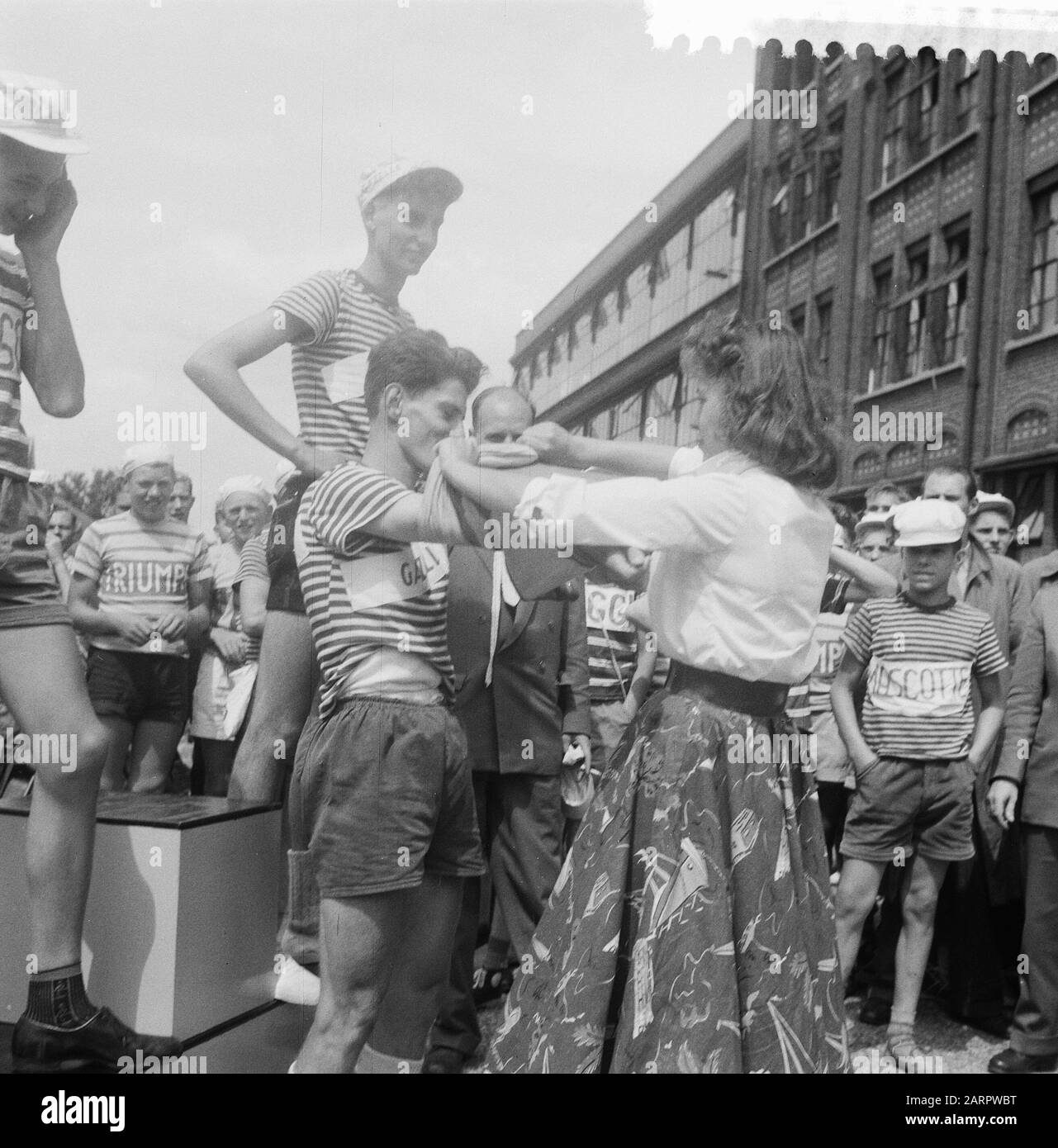 Start Tour de Frats. Auszeichnung des grün-gelben Führers Jersey Anmerkung: Radrunde für Kinder Datum: 22. Juli 1957 Ort: Arnhem Schlagwörter: Sport, Radsport Institutionenname: Tour de Frats Stockfoto