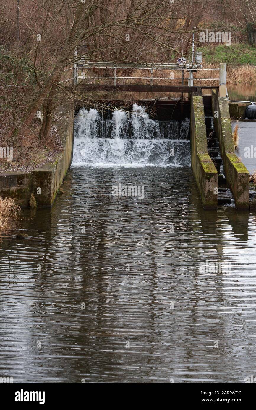 Wasserkraftwerk für erneuerbare Energien, Fluss saale in jena, deutschland Stockfoto