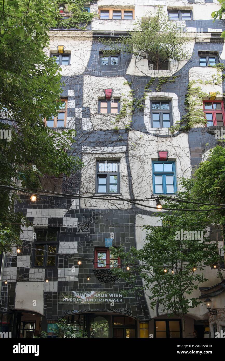 Wien, Österreich - 10. Juni 2019; Außenansicht des KUNST HAUSES WIEN ein Museum mit Ausstellung über Hundertwasser, ein populares Touristenziel. Stockfoto