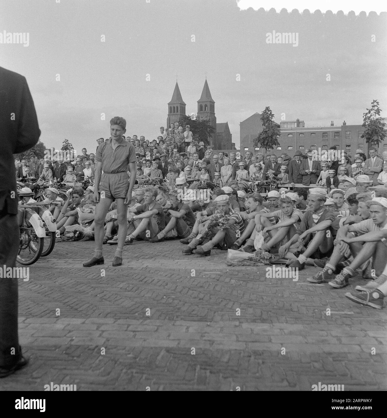 Finish Tour de United Nations at Arnhem Datum: 2. August 1957 Ort: Arnhem Schlagwörter: Jugend, Sport, Radsport Name Der Einrichtung: Tour der VN Stockfoto