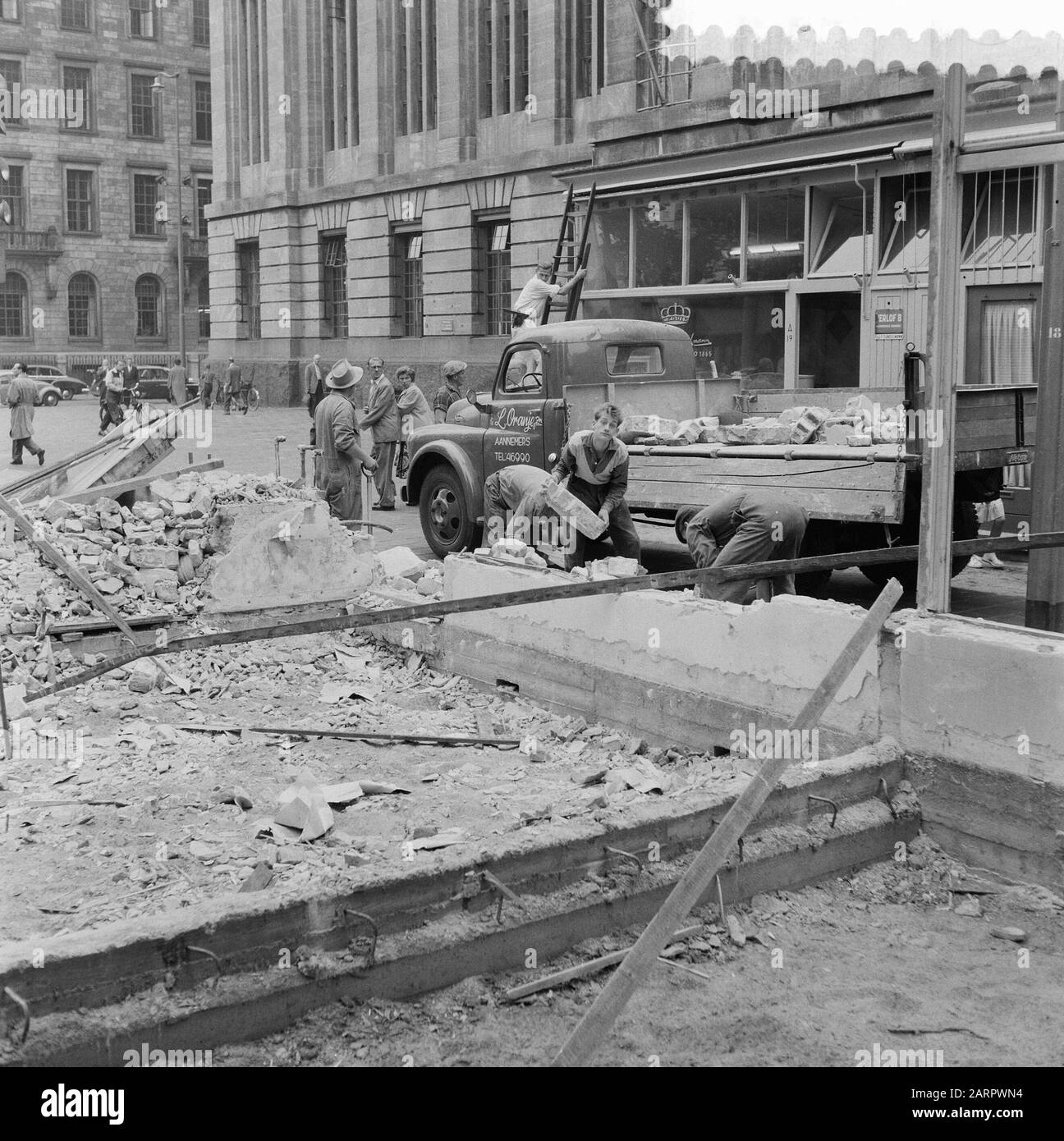 Abriss von Notläden am Coolsingel in Rotterdam Datum: 12. August 1957 Standort: Rotterdam, Zuid-Holland Stichwörter: SLOPEN Personenname: Coolsingel Stockfoto