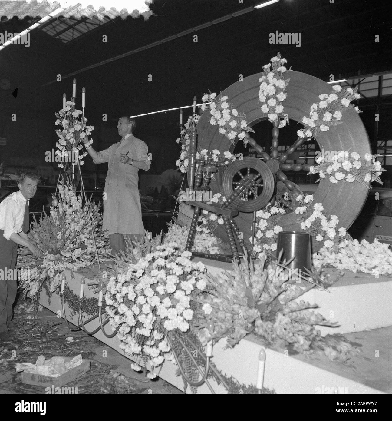 Vorbereitungen Blumencorso Rotterdam. In der Ahoy-Halle Datum: 16. September 1957 Ort: Rotterdam, Zuid-Holland Schlüsselwörter: Blumen, Vorbereitungen, dekorieren persönlicher Name: Blume Corso Institutionenname: Ahoy Stockfoto