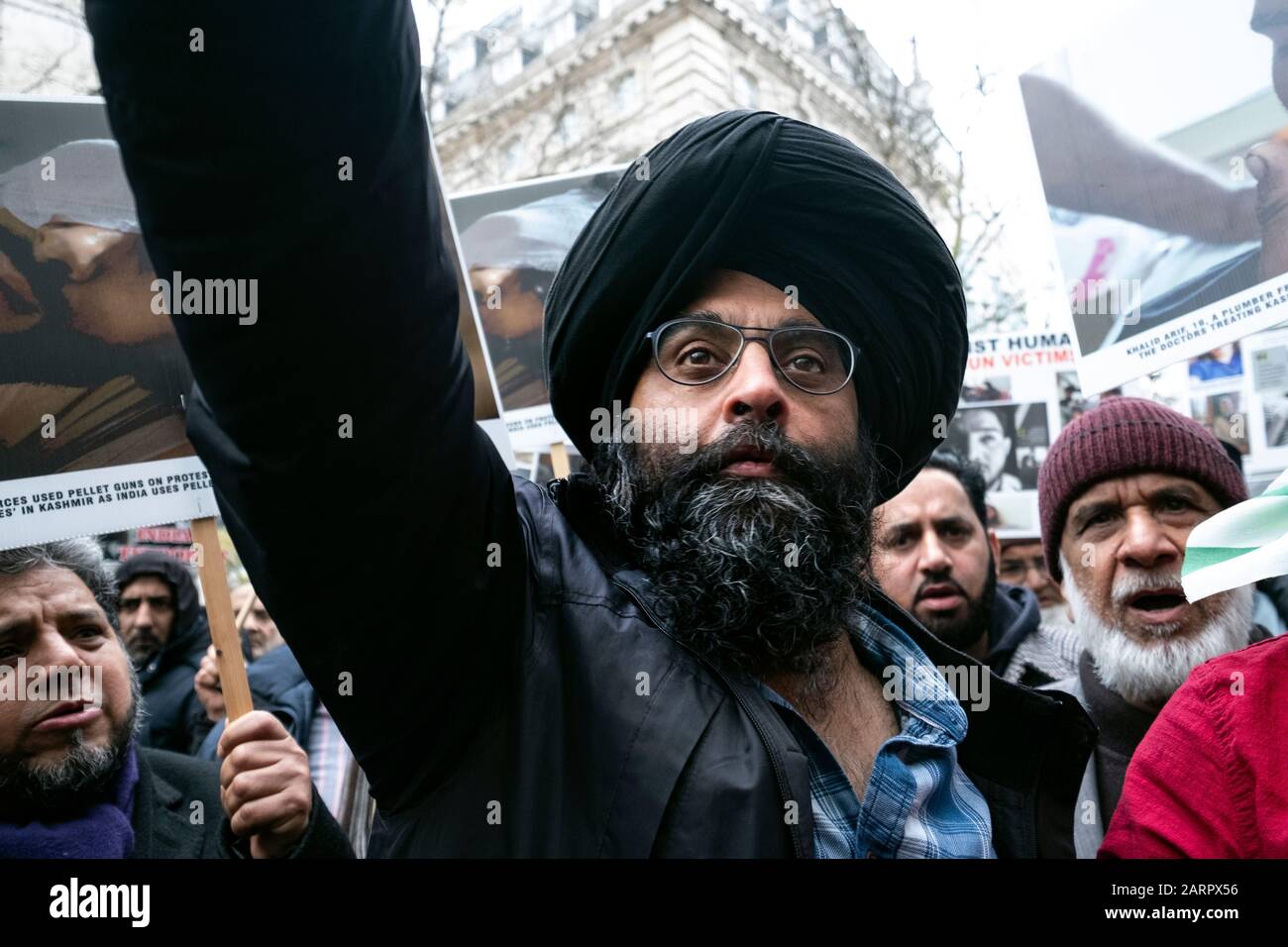 Kaschmiris und Sikhs protestieren am Republiktag 2020 außerhalb der indischen Hochkommission in London. Ein Anti-Indien-Protest, der der Welt von den diskriminierenden und rassistischen Verbrechen erzählt, die der indische Staat unter Modi gegen Muslime, Sikhs, Christen, Dalits usw. anpöbelt 26. Januar 2020 Stockfoto