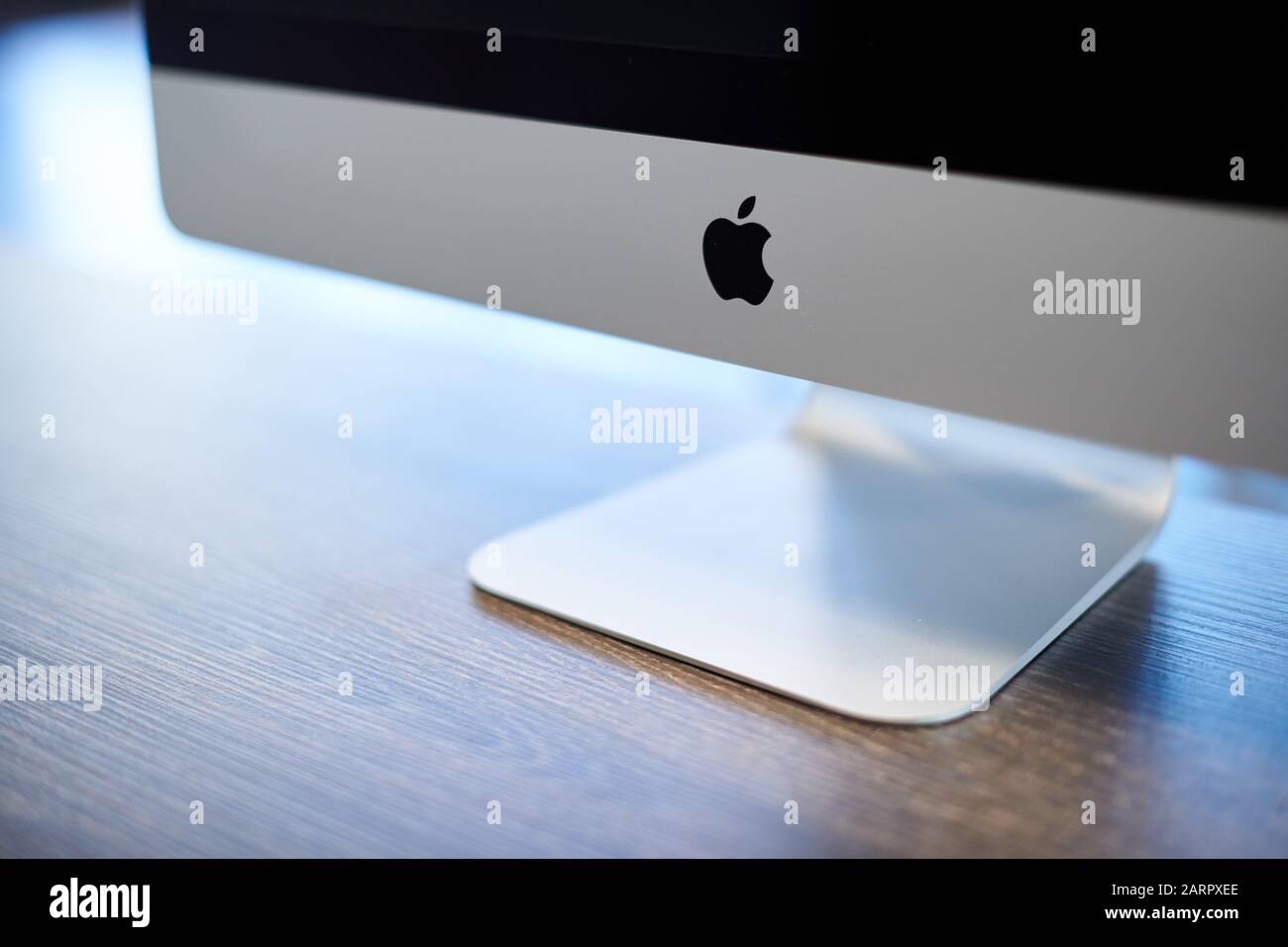 Moderner Apple iMac Computer. Apple-Logo auf Monitor, Arbeitsplatz im Büro. Neue Hardware-Ausstattung - 2019.07.07 - Russland, Nischni Nowgorod. Stockfoto