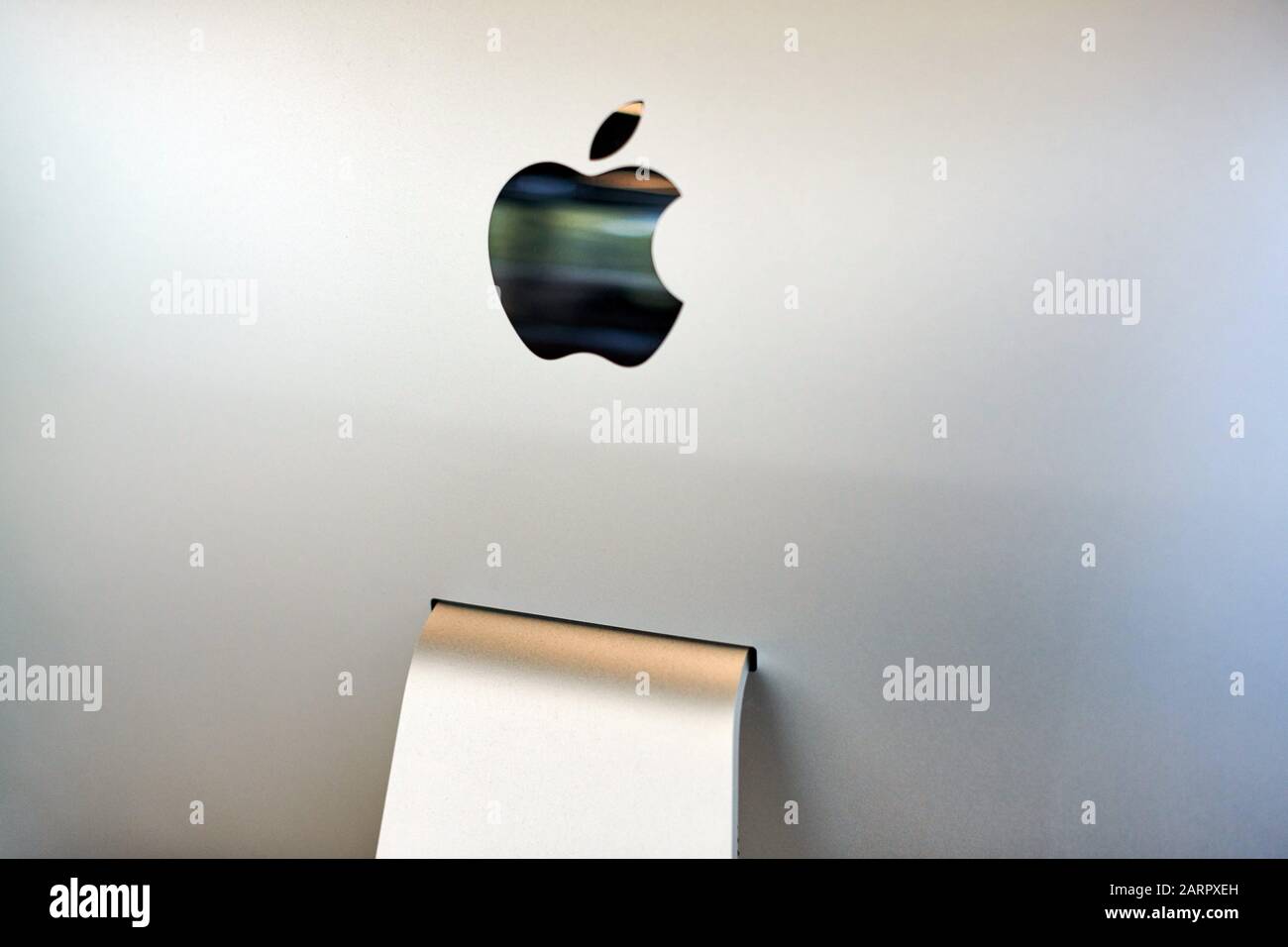 Moderner Apple iMac Computer. Apple-Logo auf Monitor, Arbeitsplatz im Büro. Neue Hardware-Ausstattung - 2019.07.07 - Russland, Nischni Nowgorod. Stockfoto