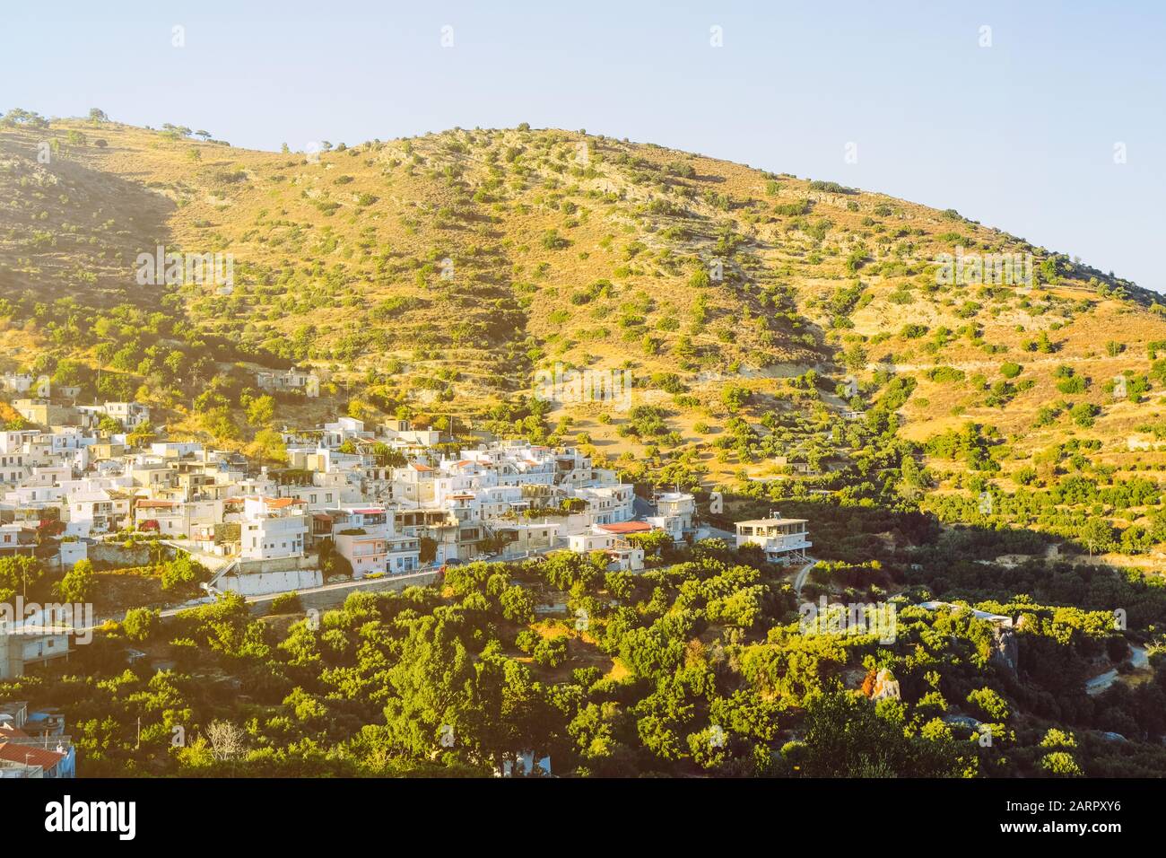 Ein kleines Dorf inmitten der Berge im Herzen der Insel Crete. Europäische Landschaften. Stockfoto