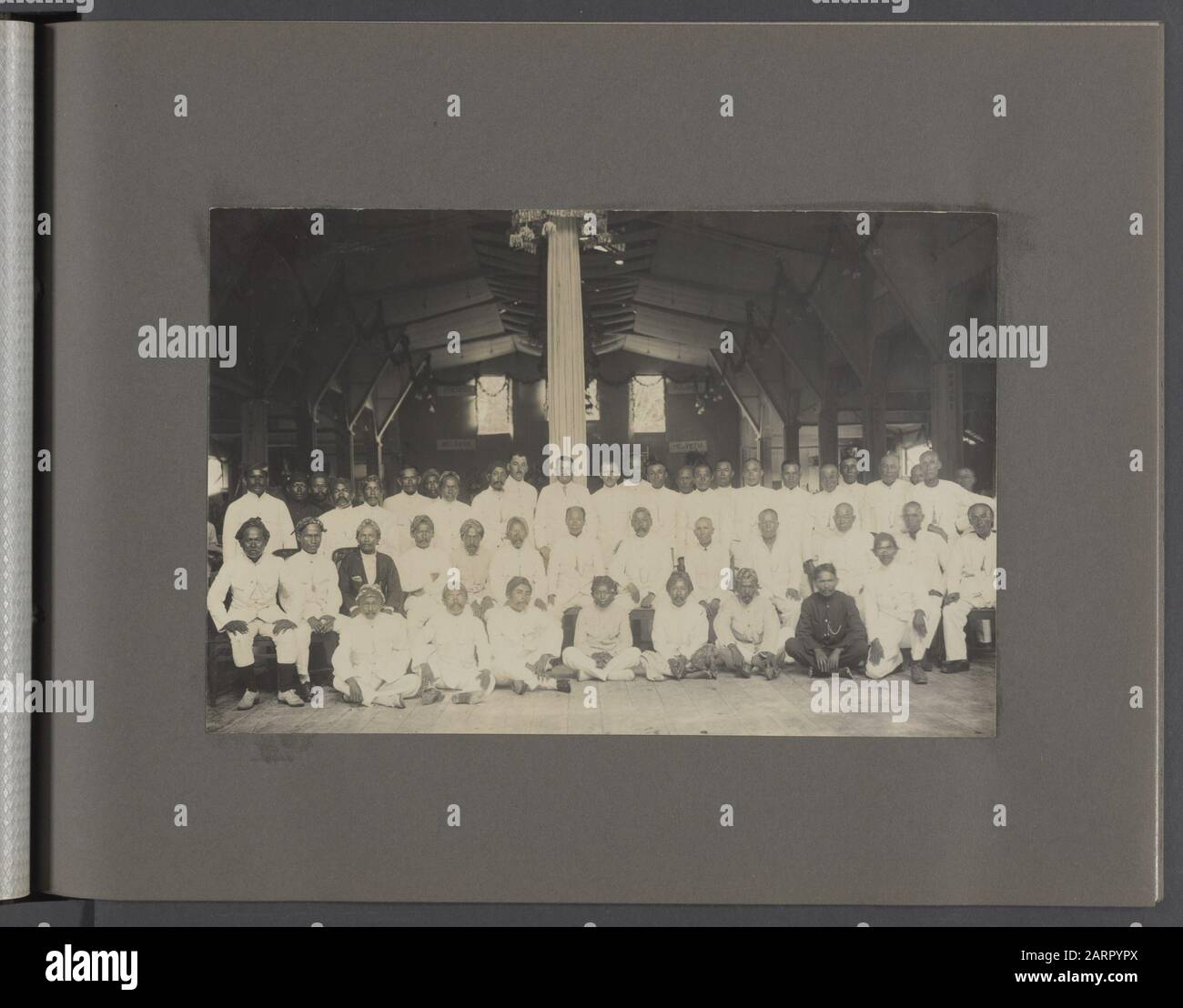 Fotoalbum Deli Maatschappij: Personal, Vorstand und Gebäude (1910-1923, 1931) Gruppensport, hauptsächlich lokale Führungskräfte und Hausangestellte? (Sumatra). Anmerkung: Wahrscheinlich zum 50-jährigen Jubiläum Deil-maatschappij Datum: 192 Ort: Indonesien, Medan, Niederländisch-Ostindien, Sumatra Stockfoto