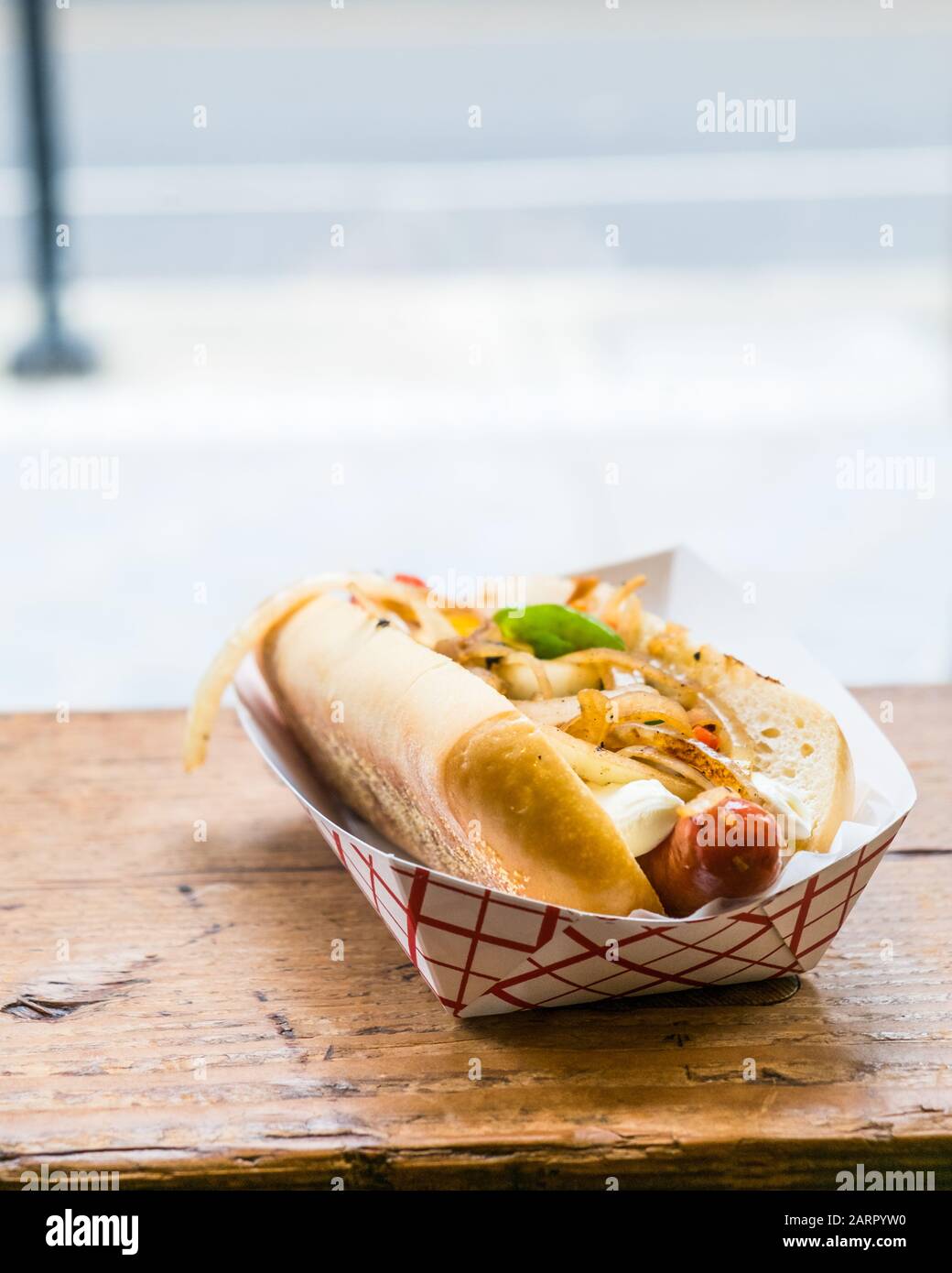 Seattle Hotdog an einem Schalter während der Hauptverkehrszeit Nachmittag, direkt am Seattle Waterfront Pier 55 Stockfoto