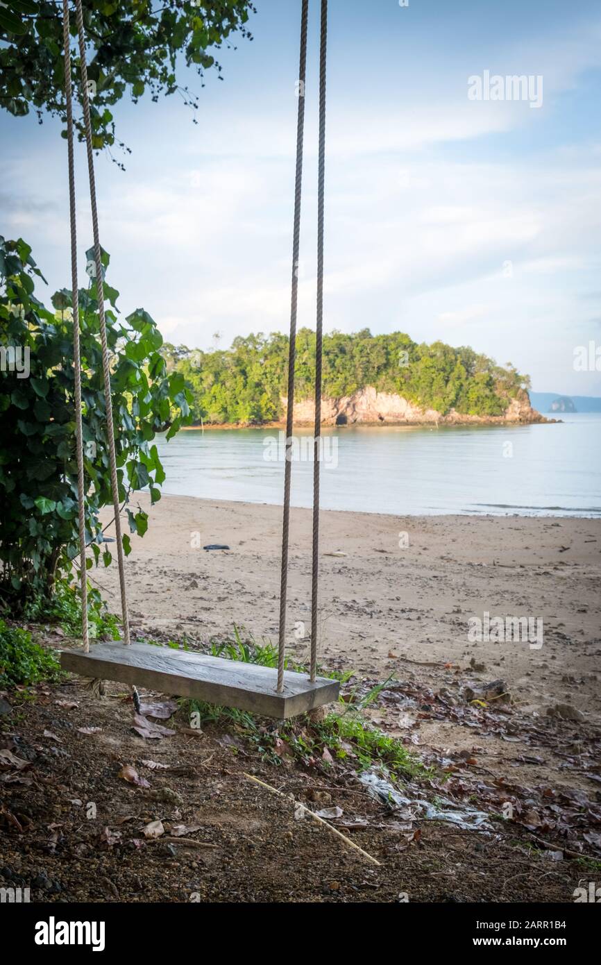 Eine Schaukel an einem abgeschiedenen Strand an Ko Yao Noi, einer weniger häufig besuchten Insel in Thailand Phang Nga Bay. Stockfoto