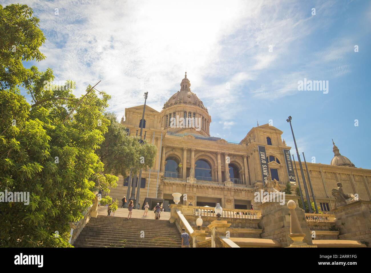 Blick auf die zentralen Sehenswürdigkeiten Barcelonas an einem sonnigen Sommertag mit blauem Himmel Stockfoto