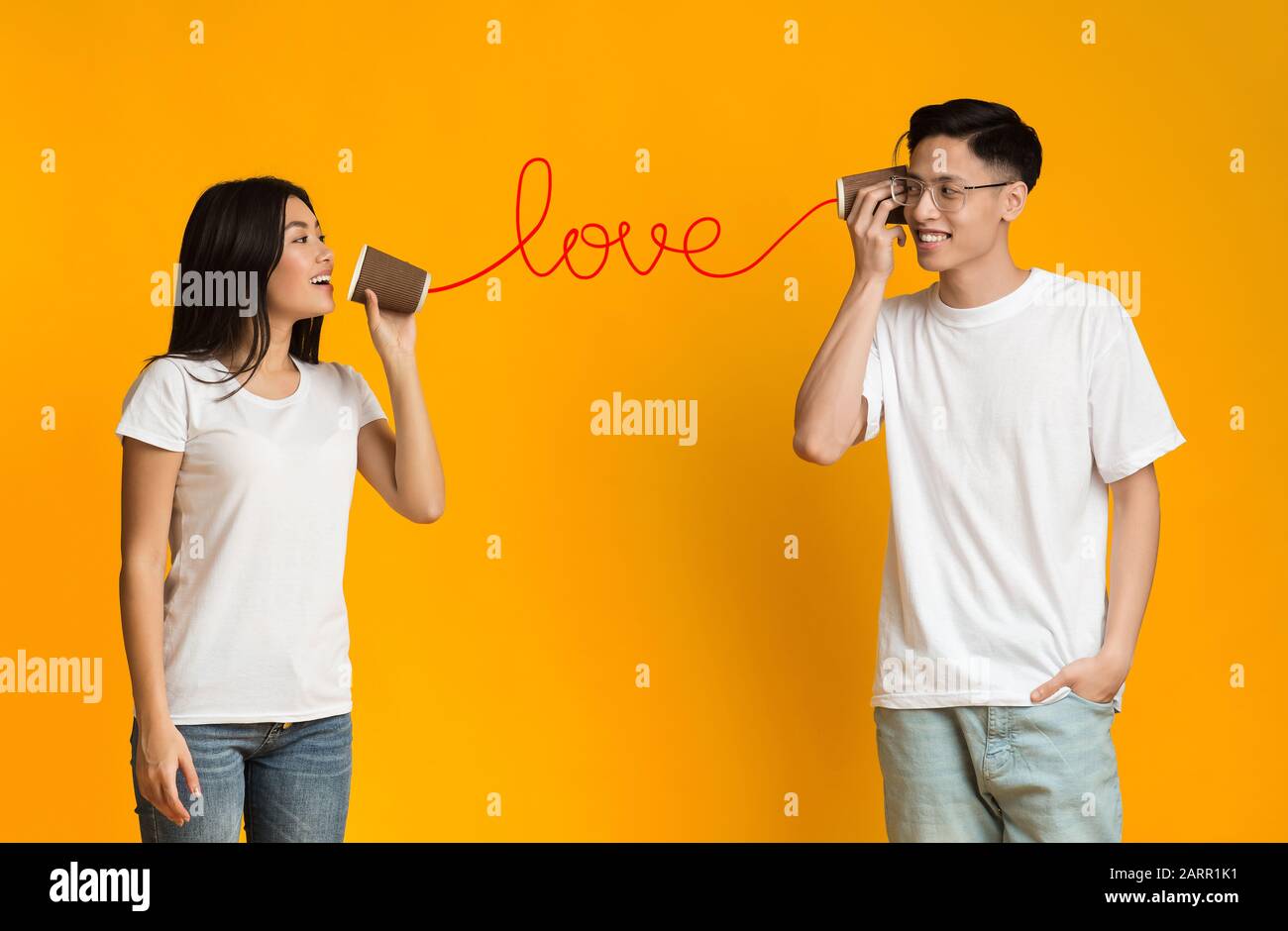 Asiatische Mädchen, die Liebeserklärung über Zinn abgeben, können anrufen Stockfoto