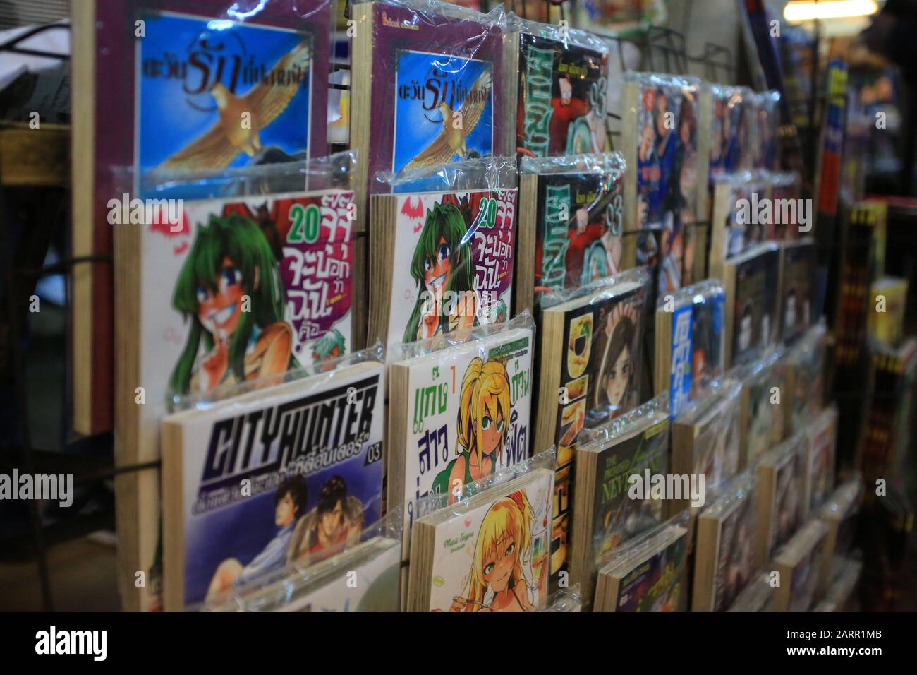 Bangkok/Thailand 24. Dezember 2019: Der Marktstand verkauft die thailändische Version des japanischen Comics. In japan heißt der Comic "Manga", eines der japanischen Cultu Stockfoto