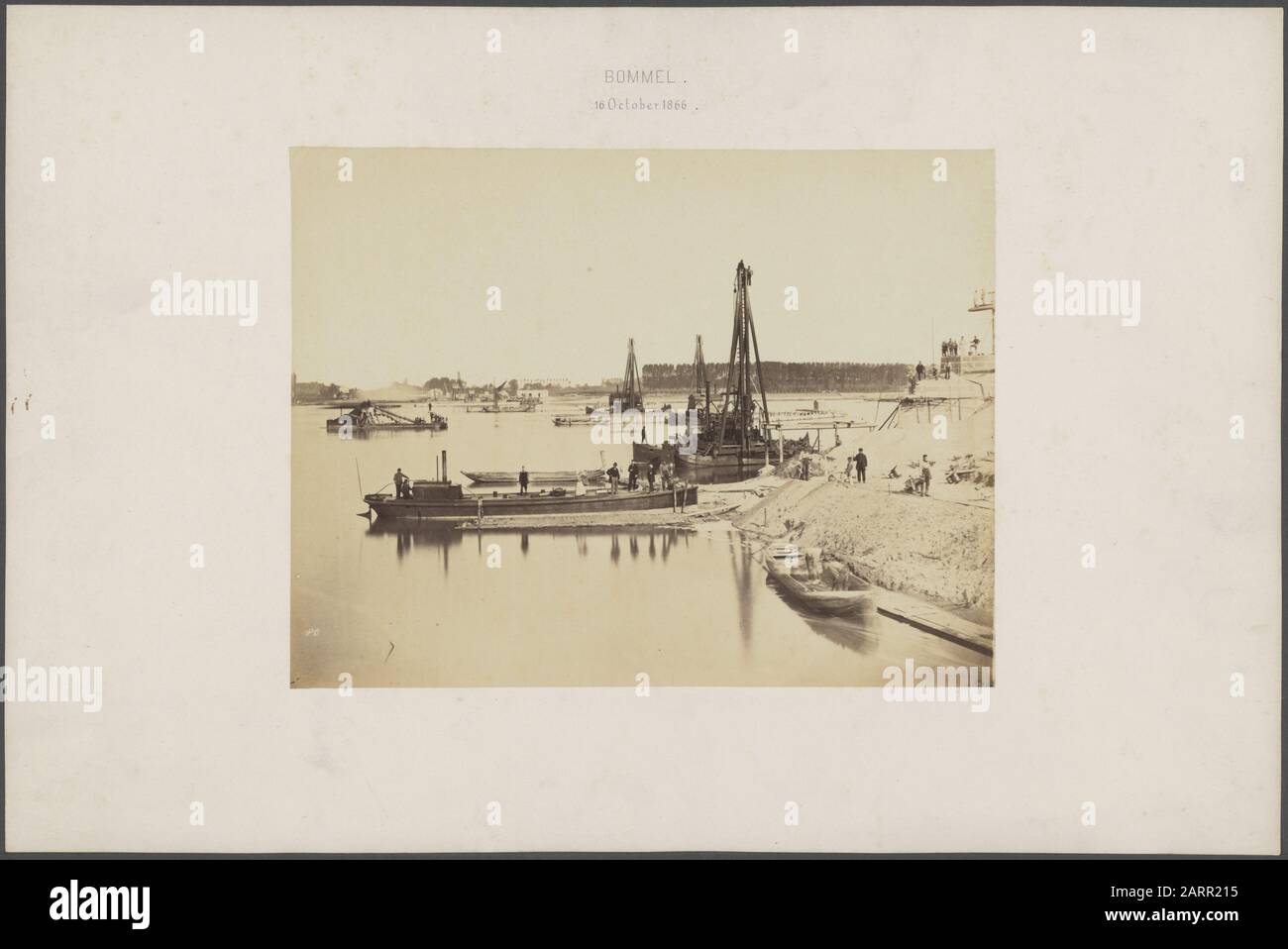 Spoorbrug bei Zaltbommel Zaltbommel; Säulen im Bau Datum: 16. Oktober 1866 Standort: Gelderland, Gelderland, Zaltbommel, Zaltbommel Schlüsselwörter: Bagger, Pfähle, Säulen, Eisenbahnbrücken, Dampfschiffe, Wasserbau Stockfoto