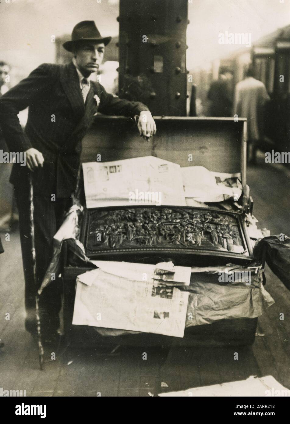 Der italienische Baron John Profumo mit einem Sarg, der in China auf der Paddington Station, London, Großbritannien 1935 gebracht wurde Stockfoto