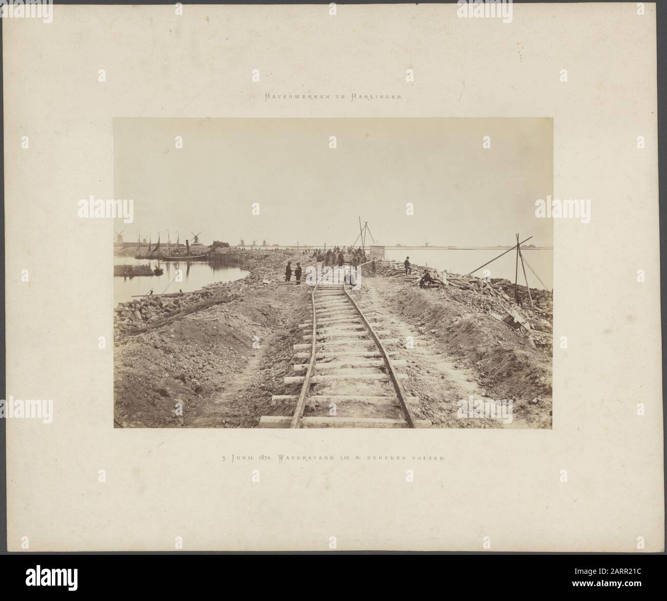 Harlinger Wasserstand 1,10 m unterhalb des Volzees; Hafendamm mit einem Arbeitsweg Datum: 3. Juni 1872 Standort: Friesland, Friesland, Harlingen, Harlingen Schlüsselwörter: Hafendämme, Hafenarbeiten, Wasserbau, Arbeitsspuren Stockfoto