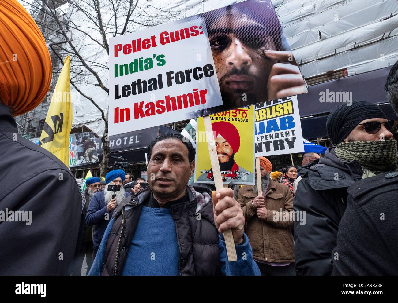 Kaschmiris und Sikhs protestieren am Republiktag 2020 außerhalb der indischen Hochkommission in London. Ein Anti-Indien-Protest, der der Welt von den diskriminierenden und rassistischen Verbrechen erzählt, die der indische Staat unter Modi gegen Muslime, Sikhs, Christen, Dalits usw. anpöbelt 26. Januar 2020 Stockfoto