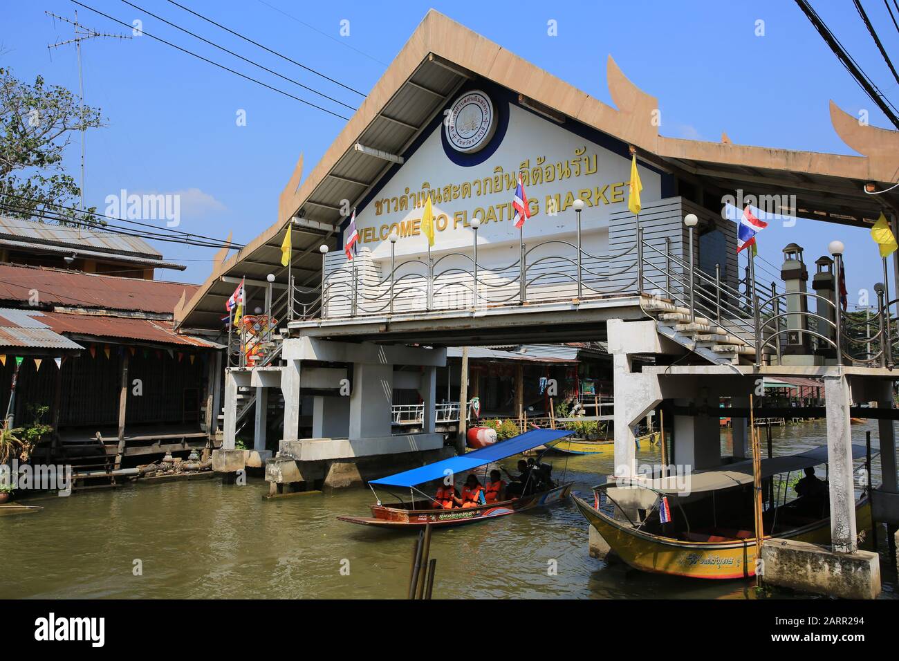Bangkok/Thailand - 29. Dezember 2019: Der lokale Anbieter verkauft das Produkt auf dem Fluss in Damnoen Saduak Floating Market Stockfoto