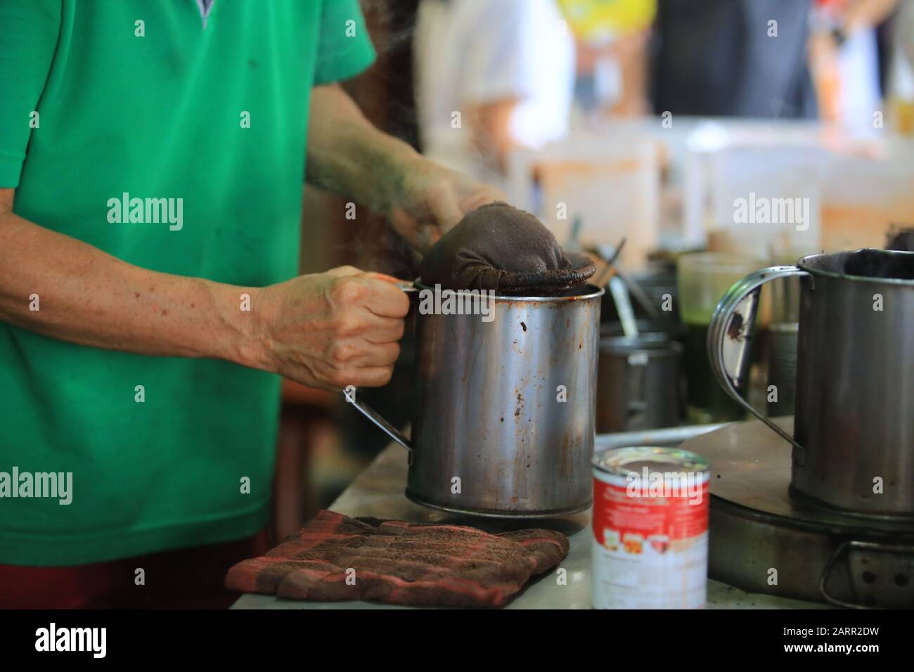 Barkeeper Mischen Sie den thailändischen Milchtee im Amphawa Floating Market. Stockfoto