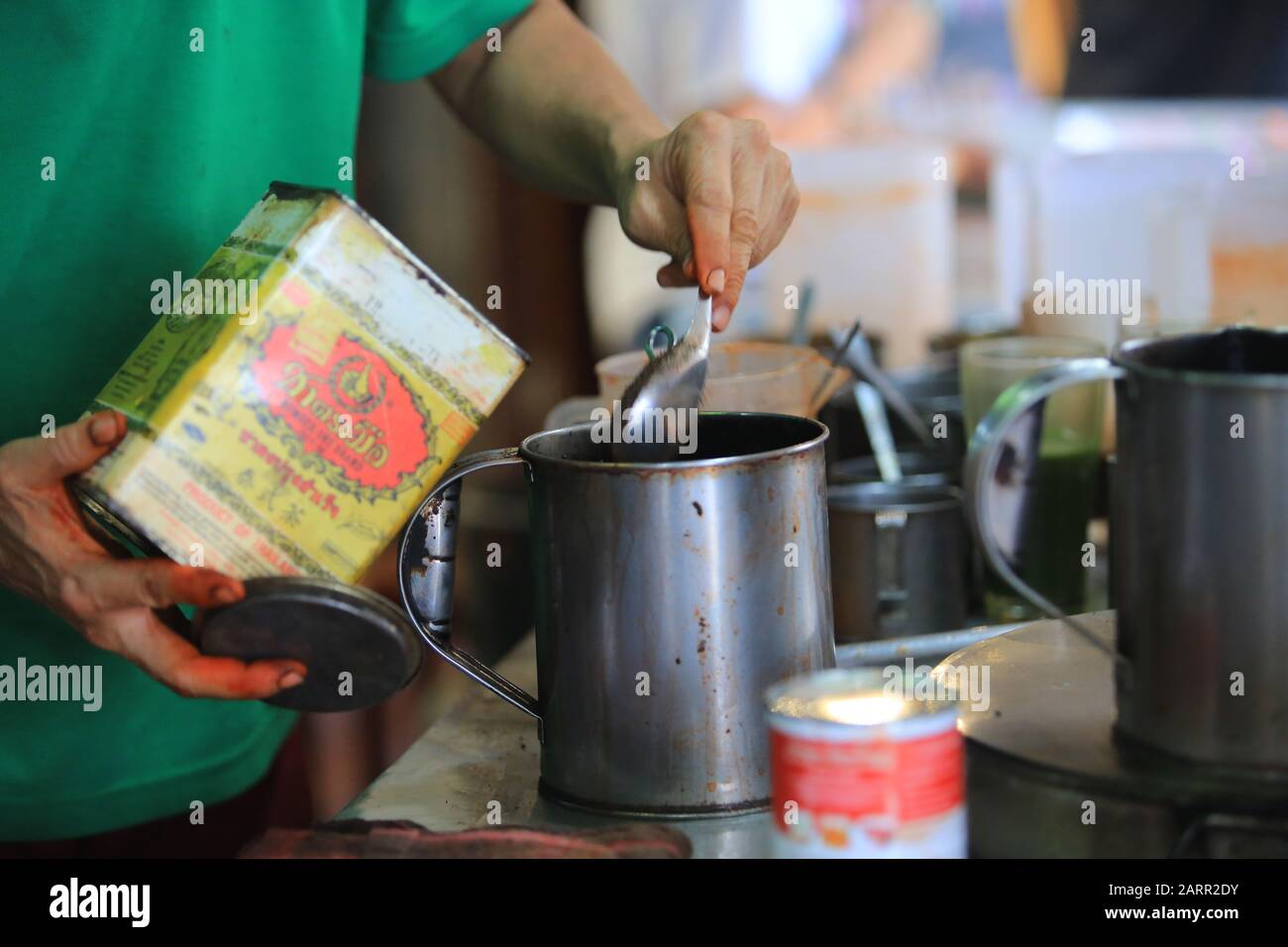 Barkeeper Mischen Sie den thailändischen Milchtee im Amphawa Floating Market. Stockfoto