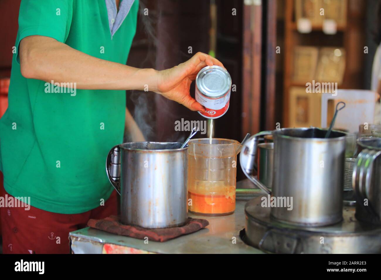 Barkeeper Mischen Sie den thailändischen Milchtee im Amphawa Floating Market. Stockfoto